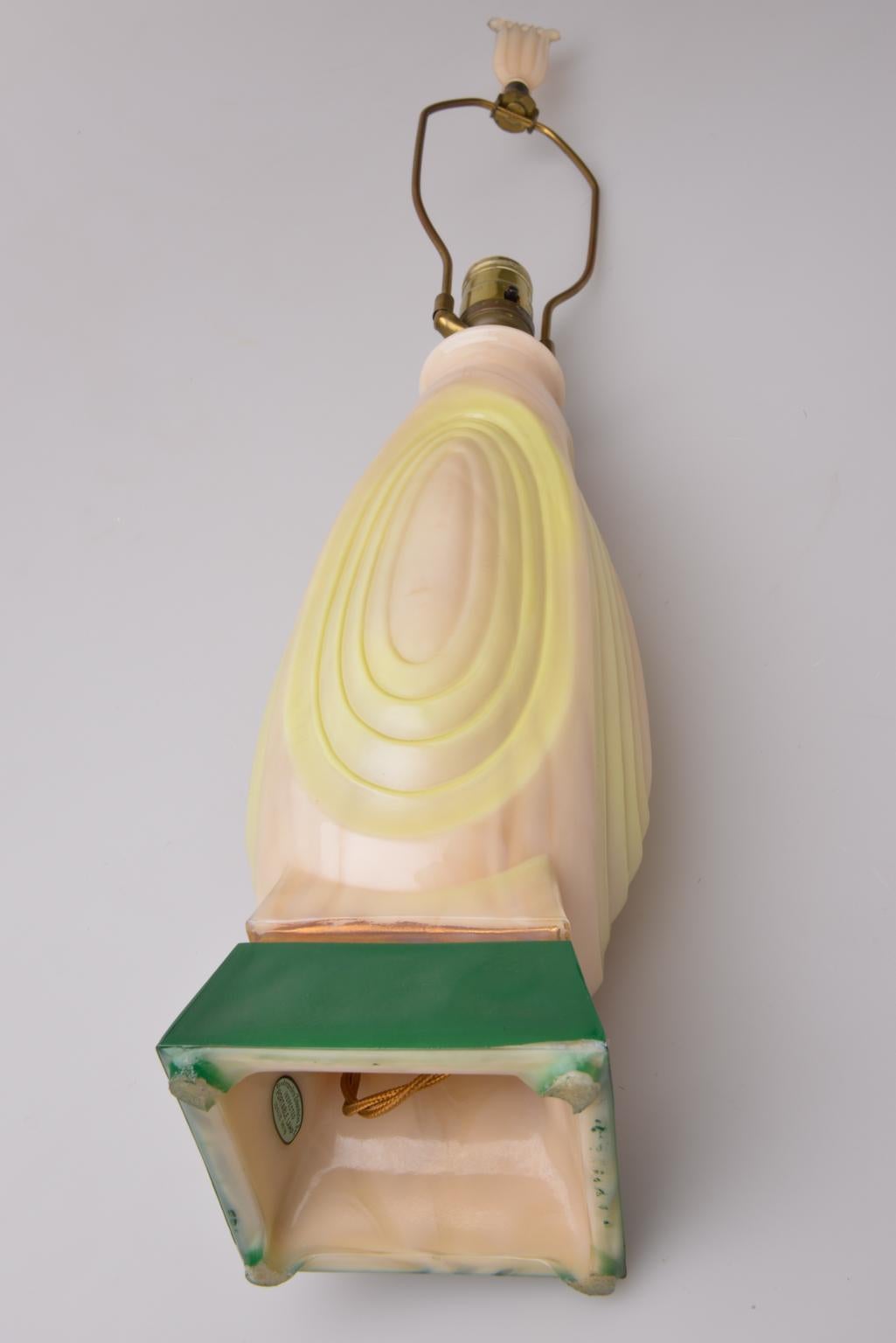 Autre  Paire de lampes élégantes en verre opalin de Murano en vente