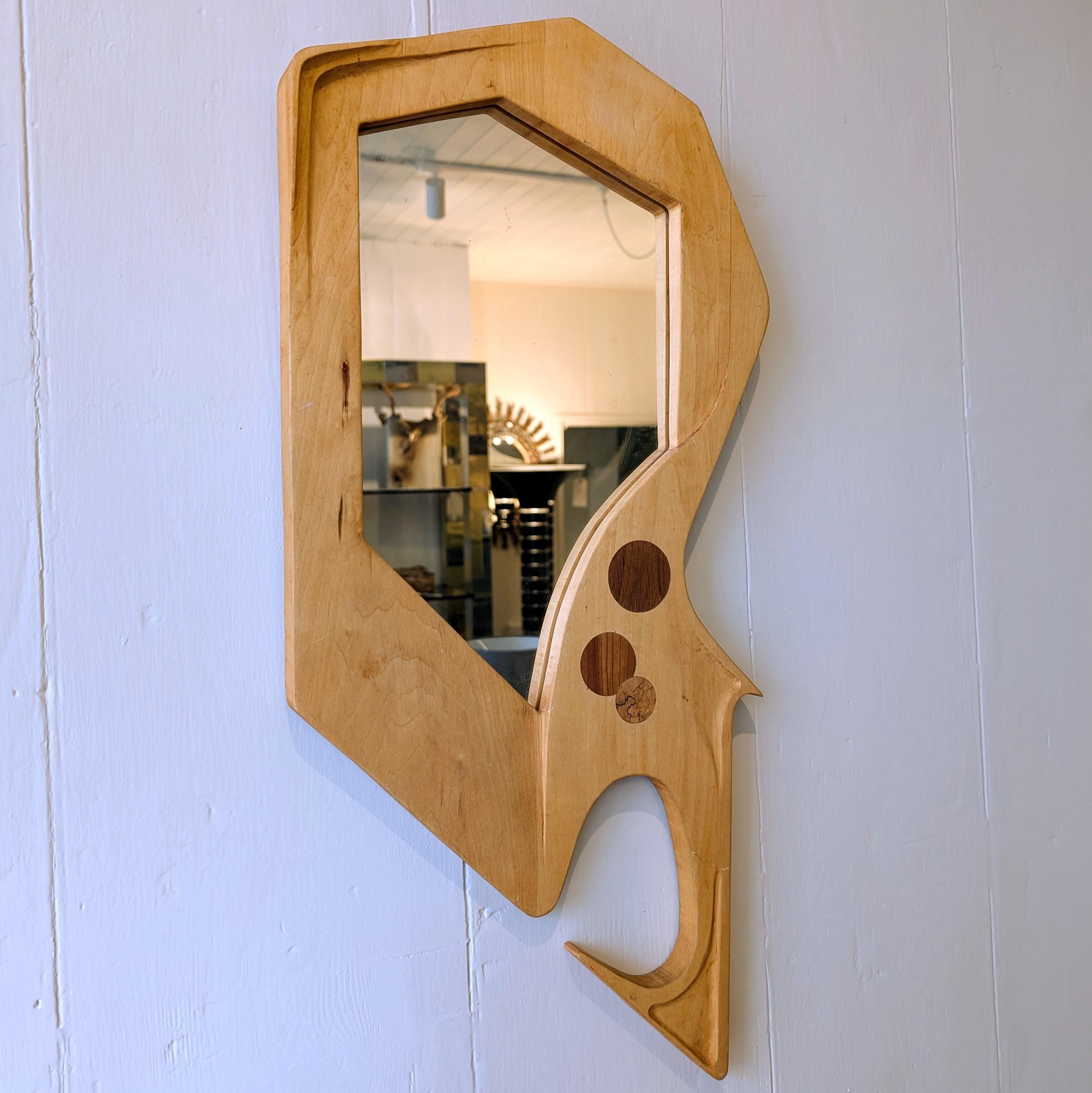 Mid-Century moderno Insolito specchio d'epoca scolpito e intarsiato in legno fatto a mano in studio in vendita