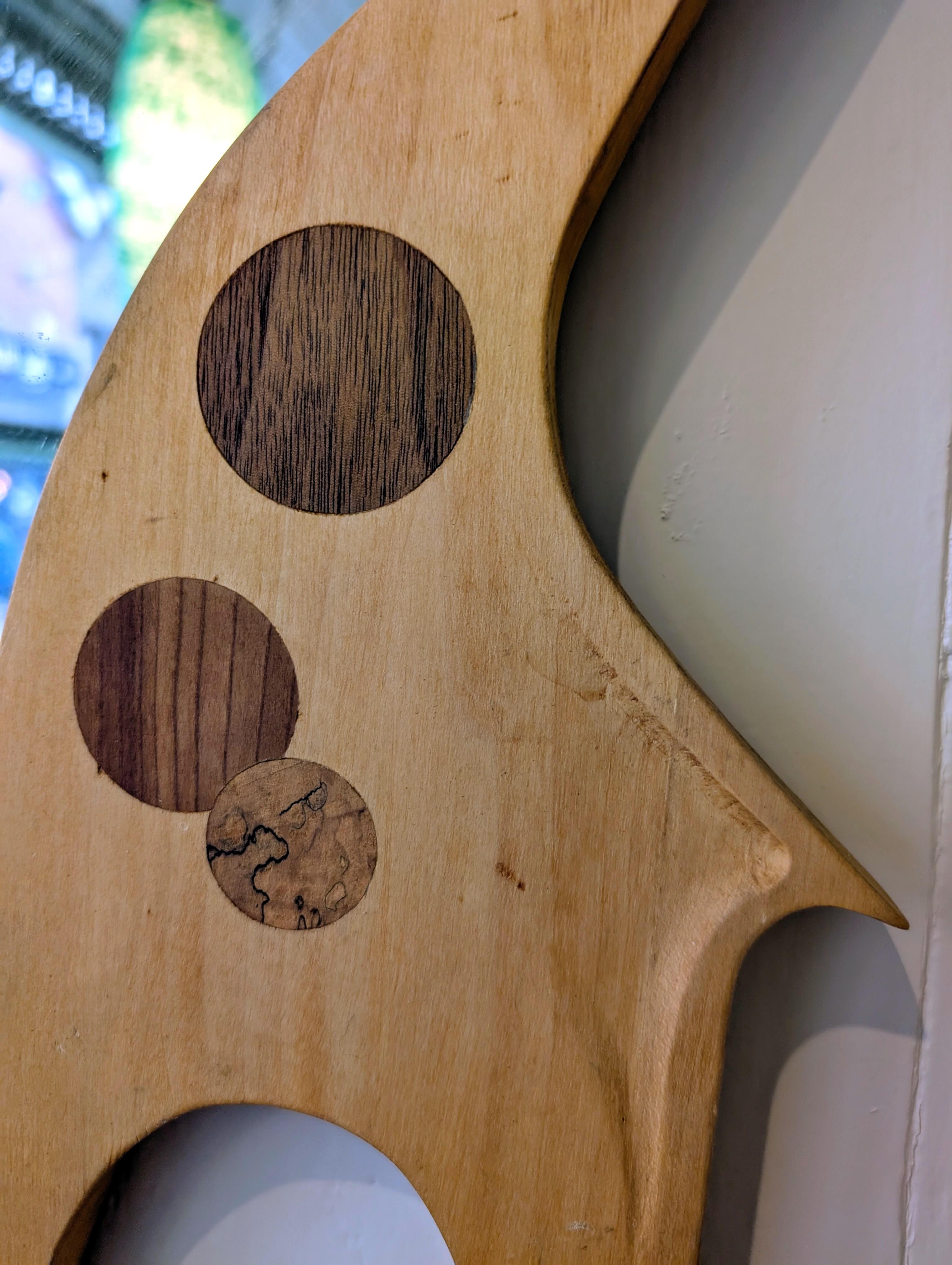 Americano Insolito specchio d'epoca scolpito e intarsiato in legno fatto a mano in studio in vendita