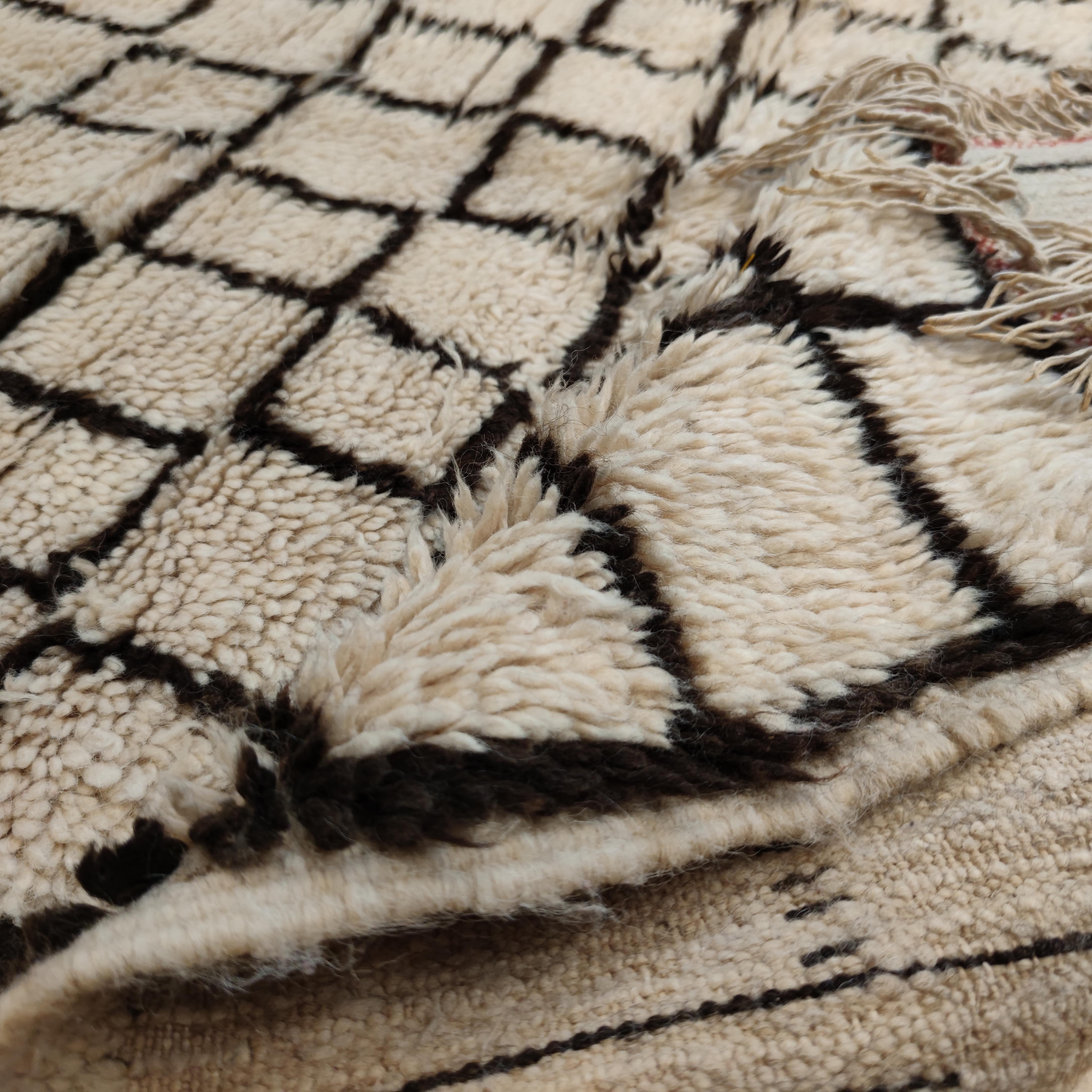 Die Teppiche aus der Region Azilal im zentralen Hohen Atlas Marokkos sind eine relativ neue Entdeckung. Sie unterscheiden sich von den weißgrundigen Teppichen des Mittleren Atlas der Beni Ouarain und der Beni Mguild vor allem durch ihre schlaffe