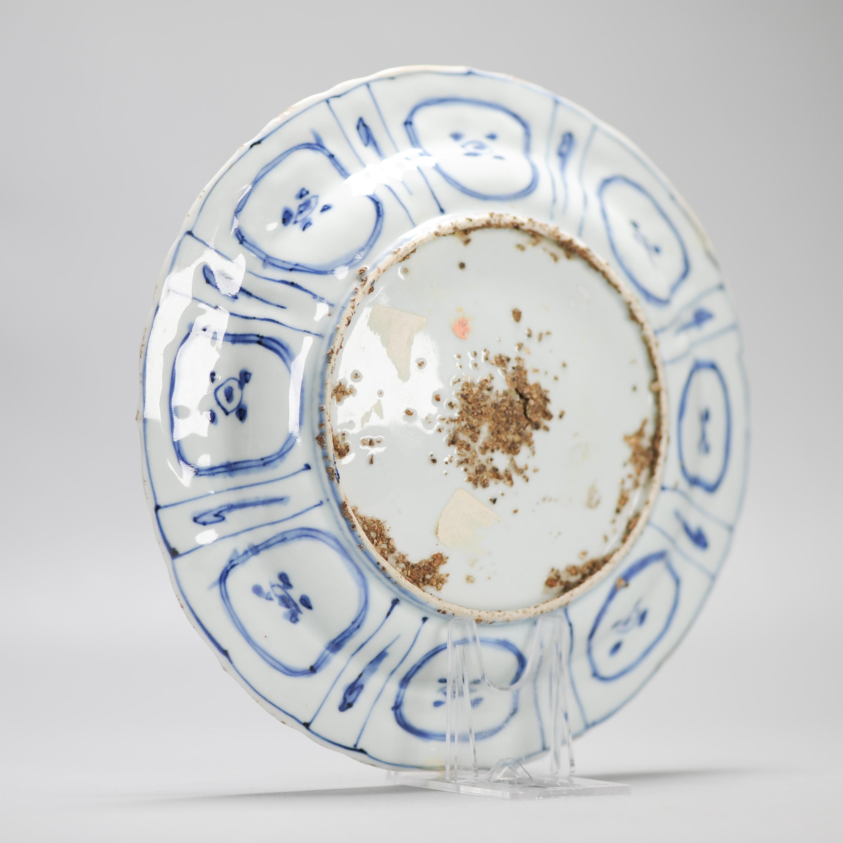 Unusual Wanli Antique Ming Period Chinese Porcelain Kraak Floral Objects Plate For Sale 6