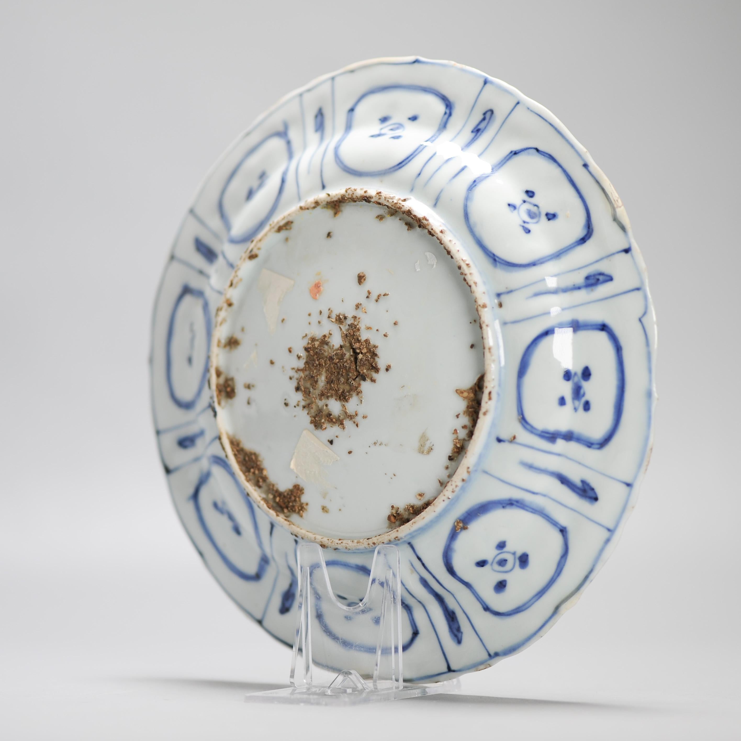 Unusual Wanli Antique Ming Period Chinese Porcelain Kraak Floral Objects Plate For Sale 8