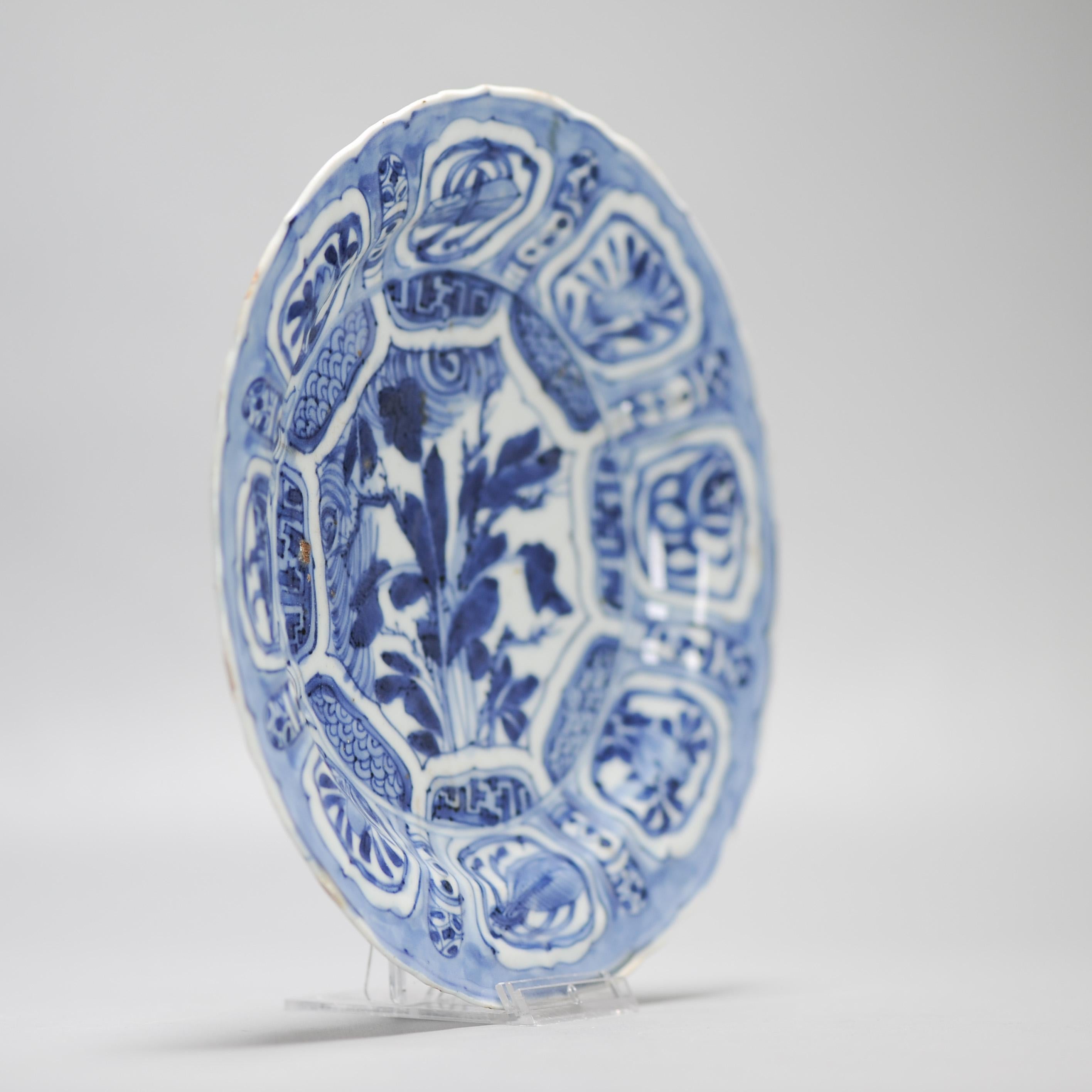 Unusual Wanli Antique Ming Period Chinese Porcelain Kraak Floral Objects Plate For Sale 11