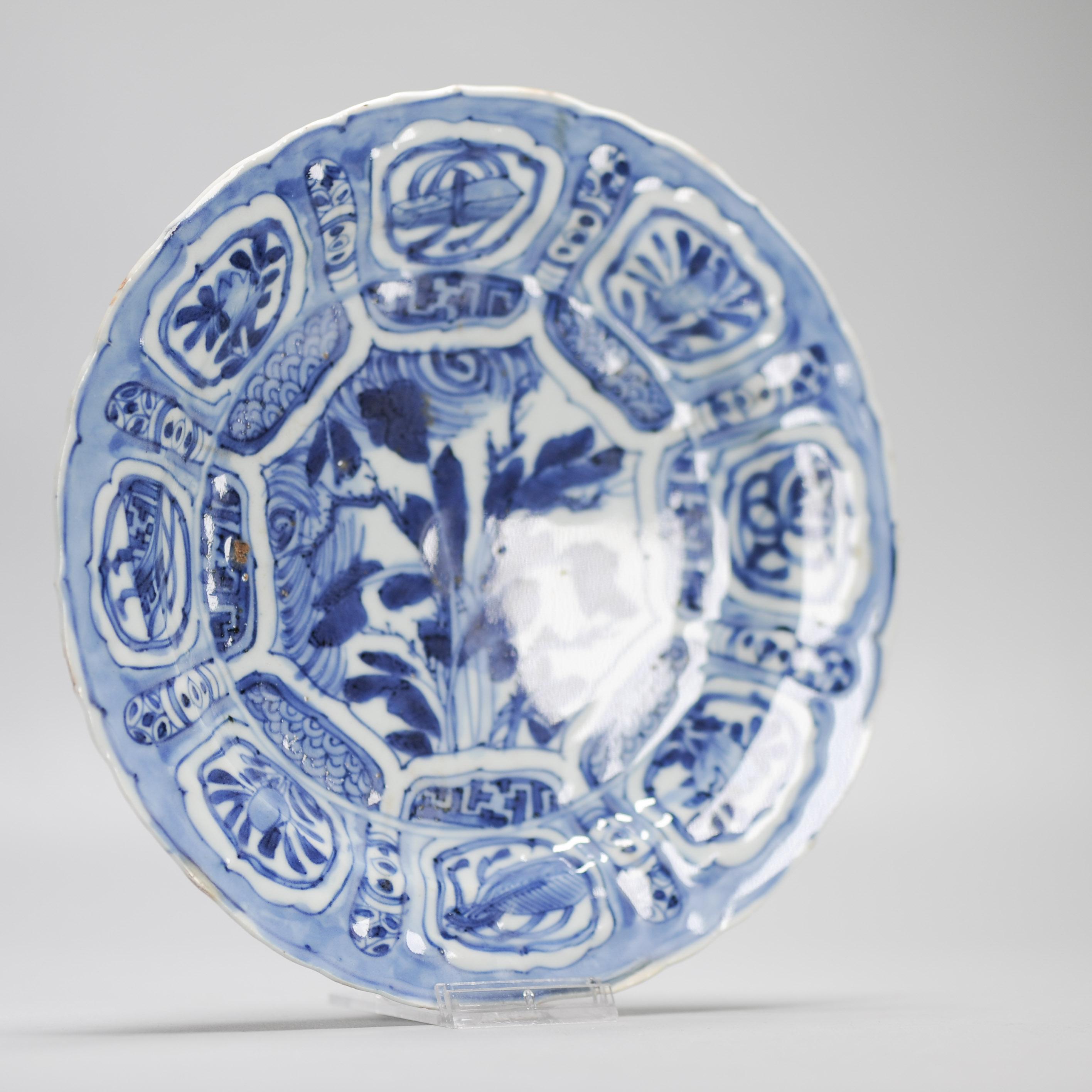 Unusual Wanli Antique Ming Period Chinese Porcelain Kraak Floral Objects Plate For Sale 12
