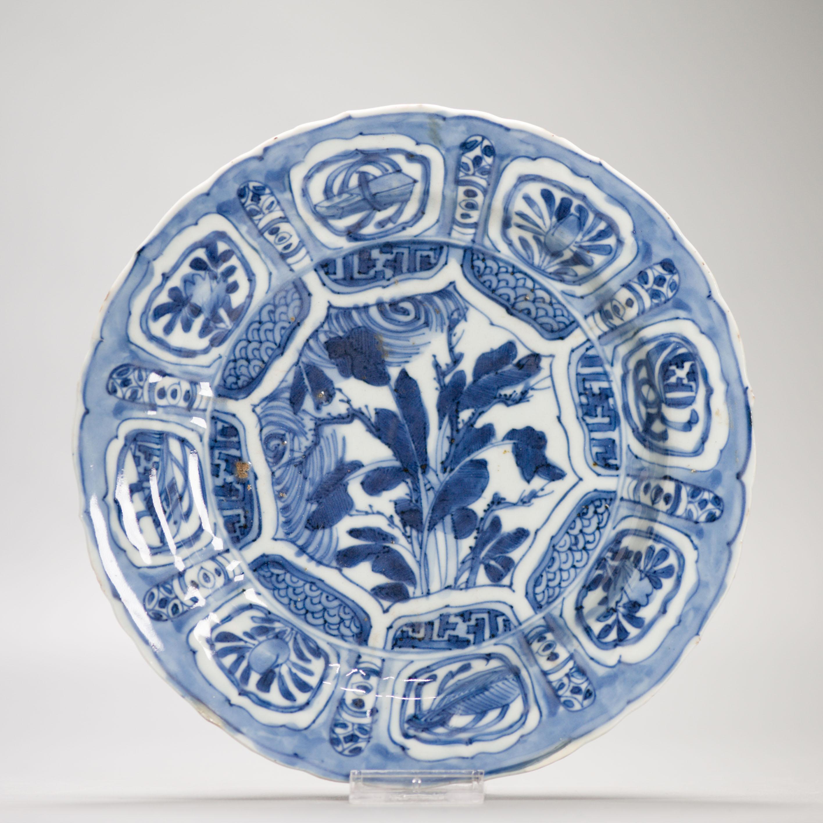 A very nicely potted and painted kraak plate of a desirable cobalt blue! Stunning and unusual scene with geometric design, flowers and objects.

Absolute top Quality kraak ware!


Condition
some fritting, 3 restored/filled areas to rim and 1 line.