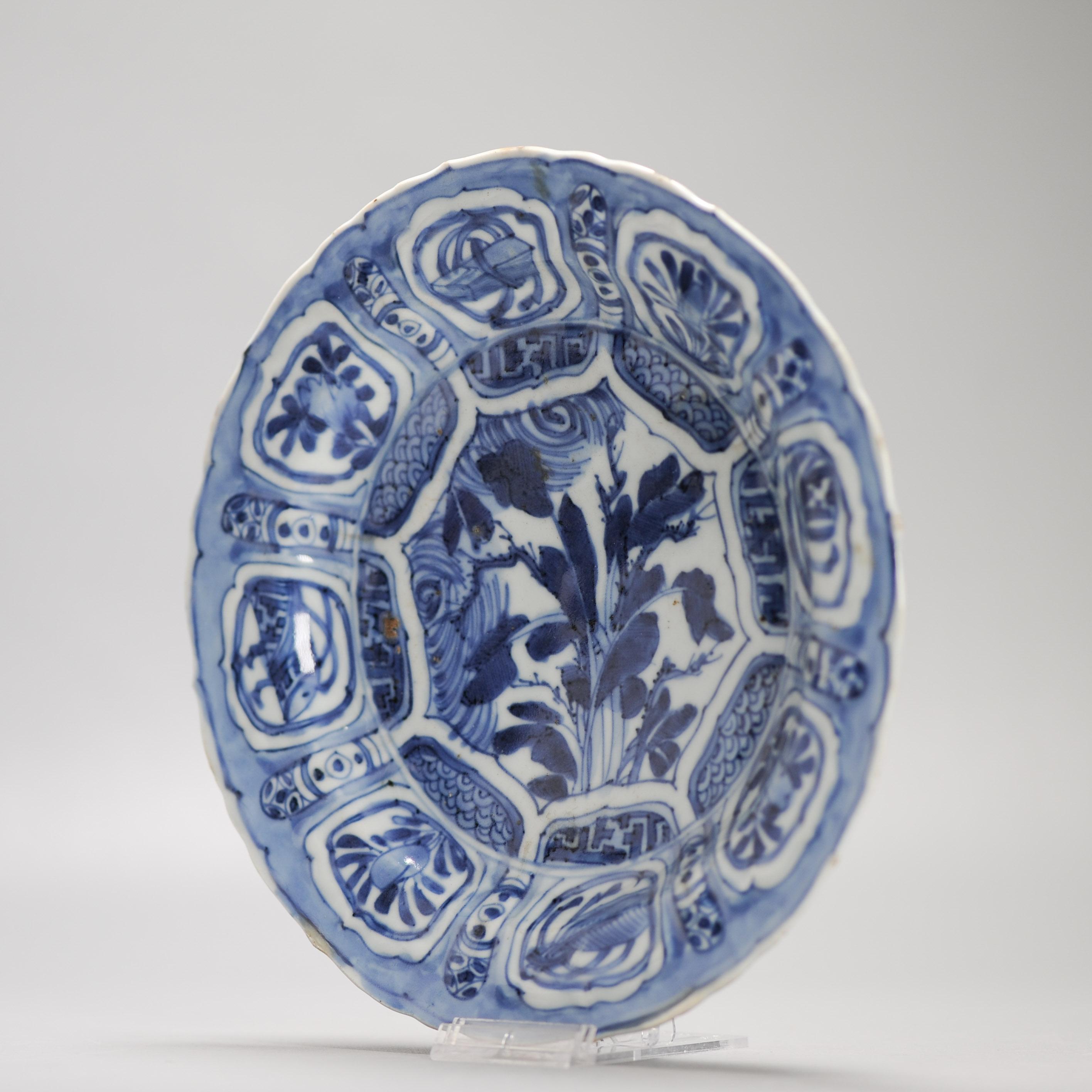 Unusual Wanli Antique Ming Period Chinese Porcelain Kraak Floral Objects Plate In Good Condition For Sale In Amsterdam, Noord Holland