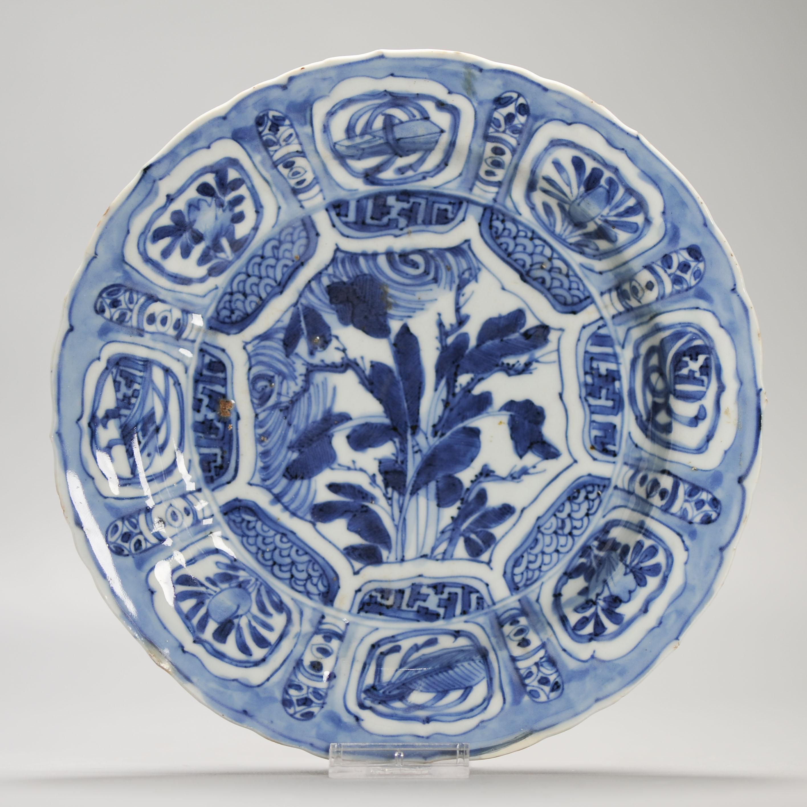 Unusual Wanli Antique Ming Period Chinese Porcelain Kraak Floral Objects Plate For Sale 1