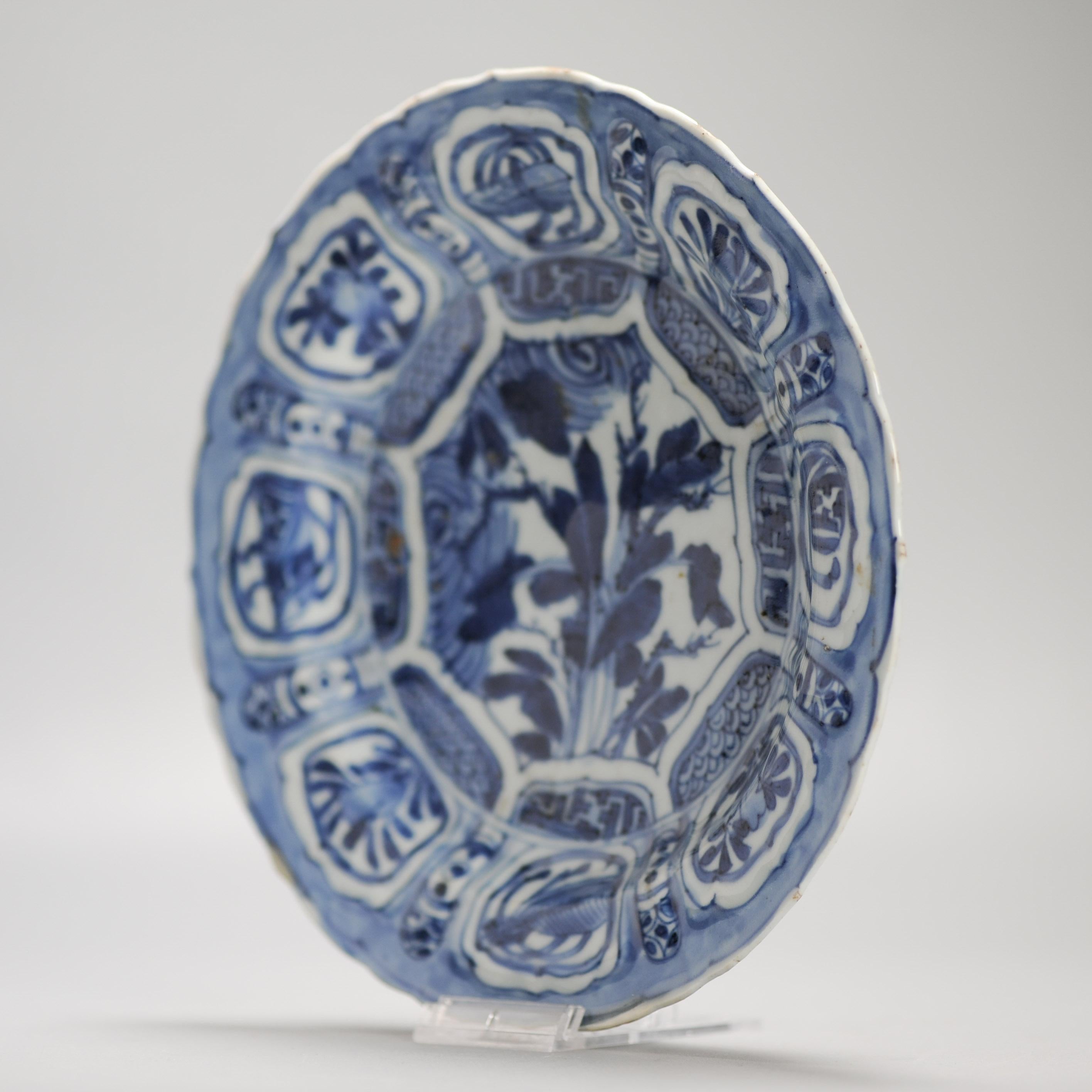 Unusual Wanli Antique Ming Period Chinese Porcelain Kraak Floral Objects Plate For Sale 2