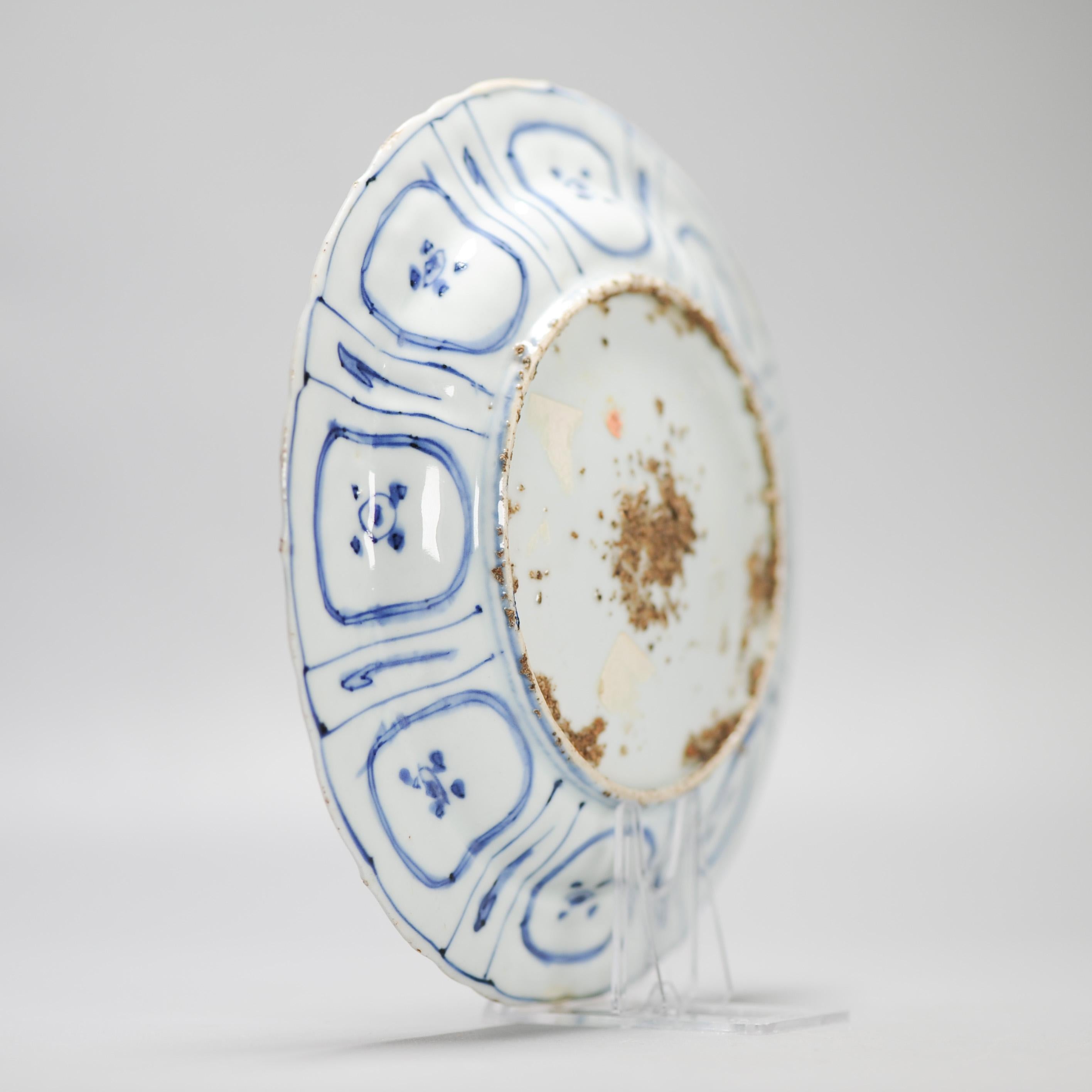 Unusual Wanli Antique Ming Period Chinese Porcelain Kraak Floral Objects Plate For Sale 5