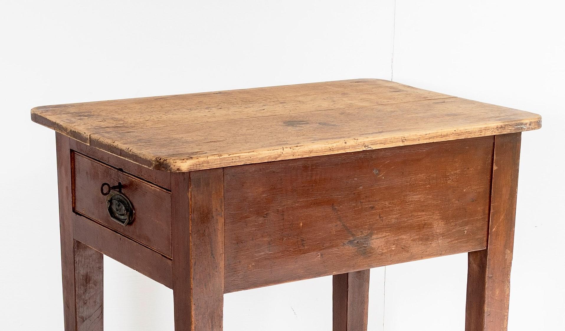Fait main Table d'appoint inhabituelle en pin gallois avec un seul tiroir, circa 1890 en vente