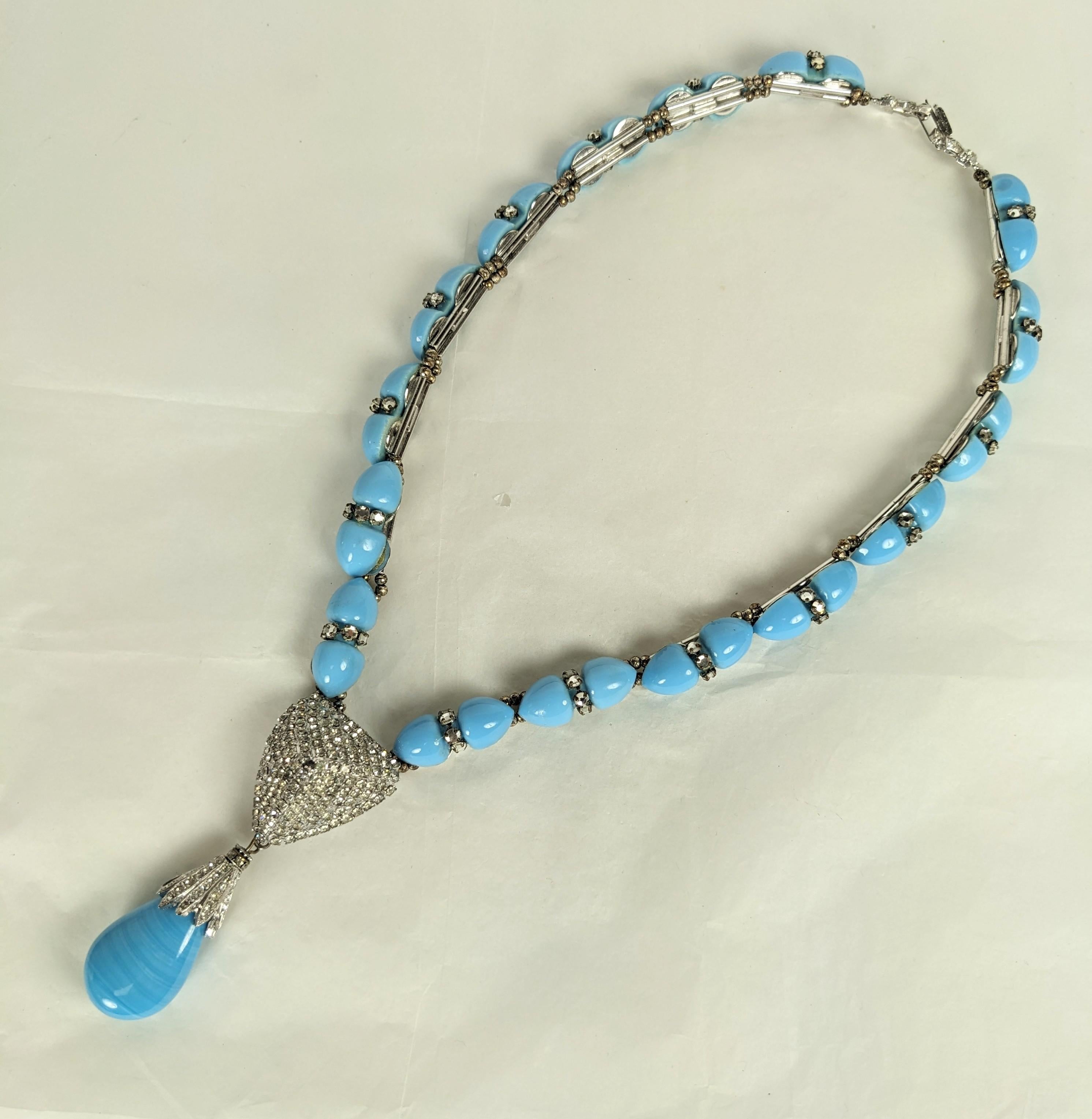 Magnifique collier William De Lillo en turquoise avec pavé et toggle, datant des années 1960. Design/One avec des liens en verre turquoise sertis de cristaux et enfilés sur des perles de rocaille argentées avec un grand pendentif pyramide pavé et