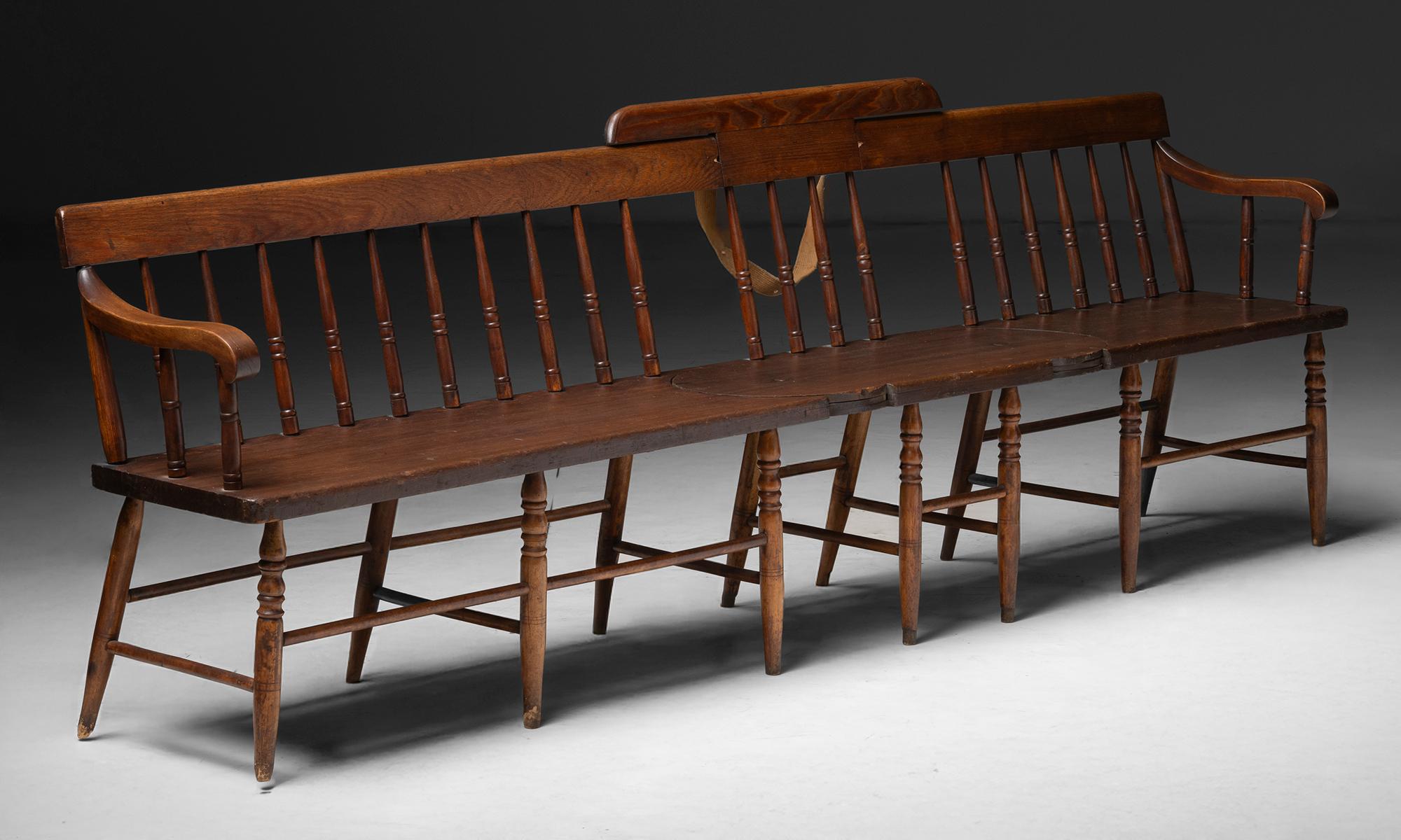 América, 1890
Forma de asiento giratorio con respaldo de tablilla y husillo, asiento de tablón. El reverso de la tablilla de la sección central lleva una marca que reza 
