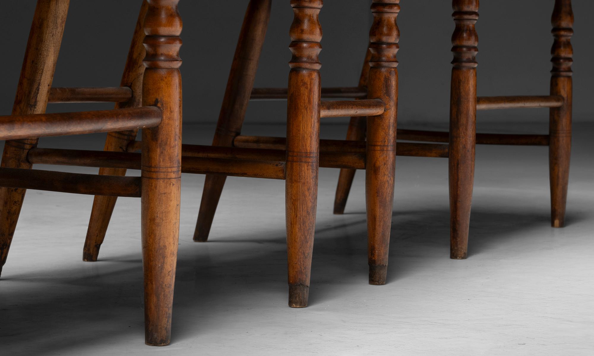 Inusual Banco Escolar Estilo Windsor, América circa 1890 Estadounidense en venta