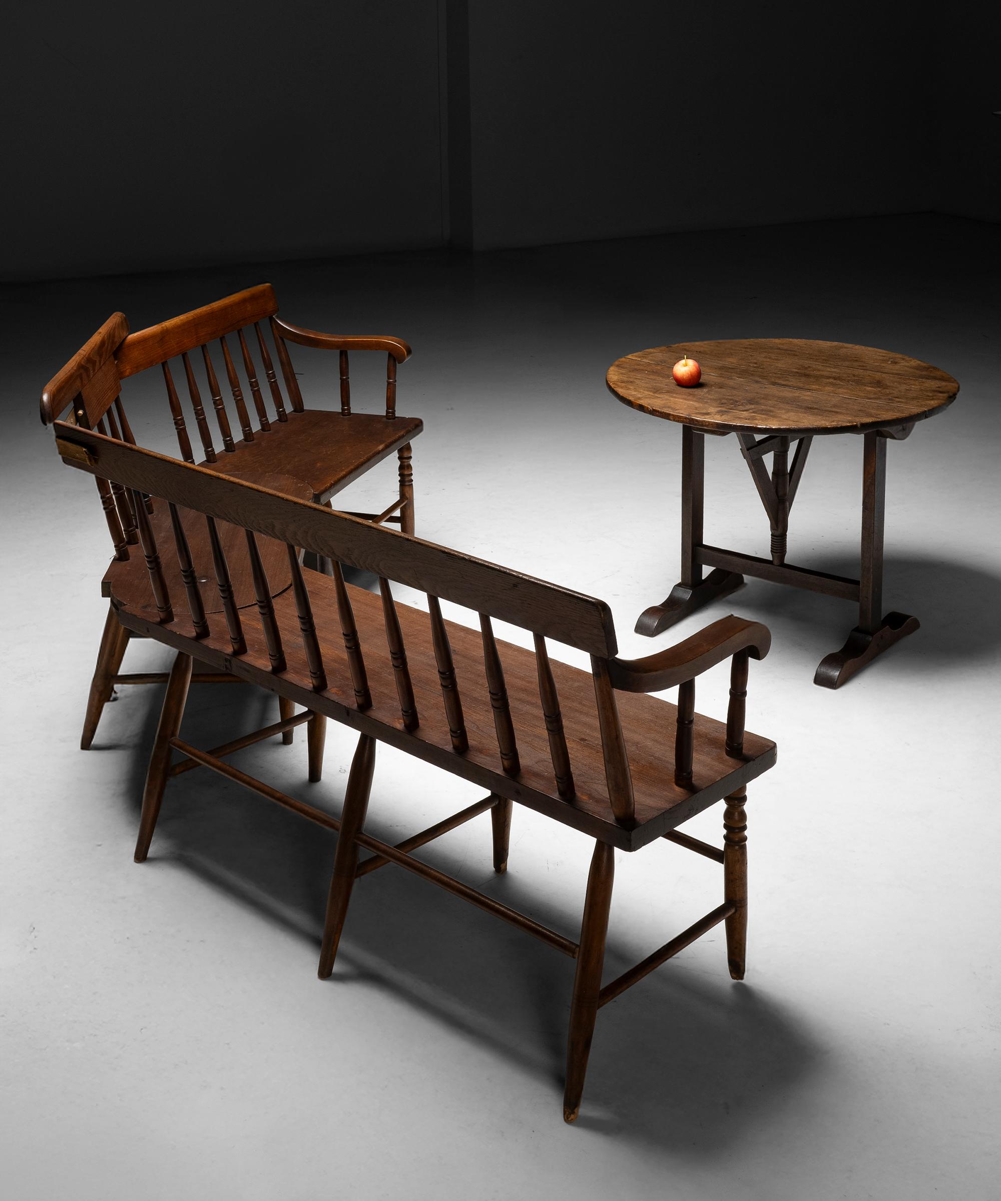 Inusual Banco Escolar Estilo Windsor, América circa 1890 en Bueno estado para la venta en Culver City, CA