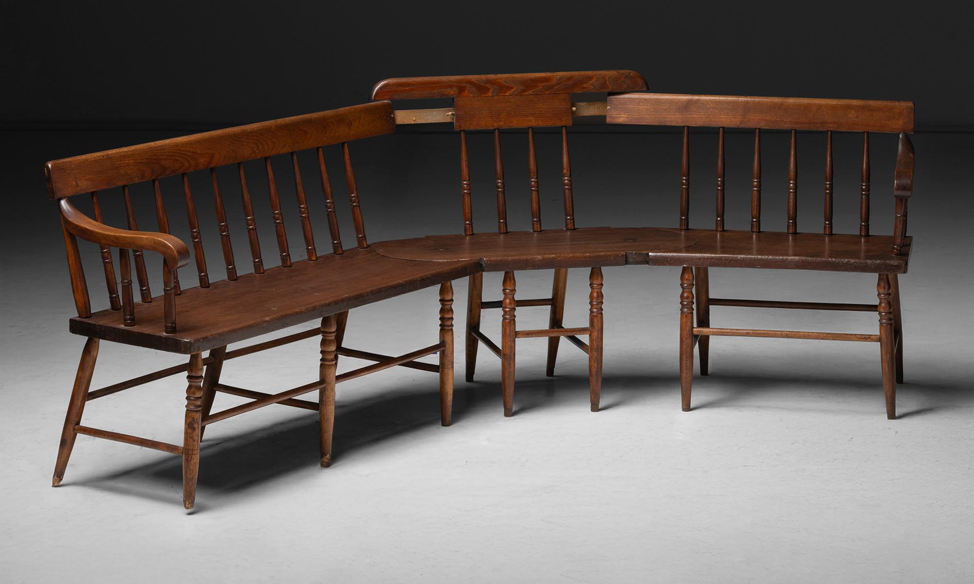 Inusual Banco Escolar Estilo Windsor, América circa 1890 Fines del siglo XIX en venta