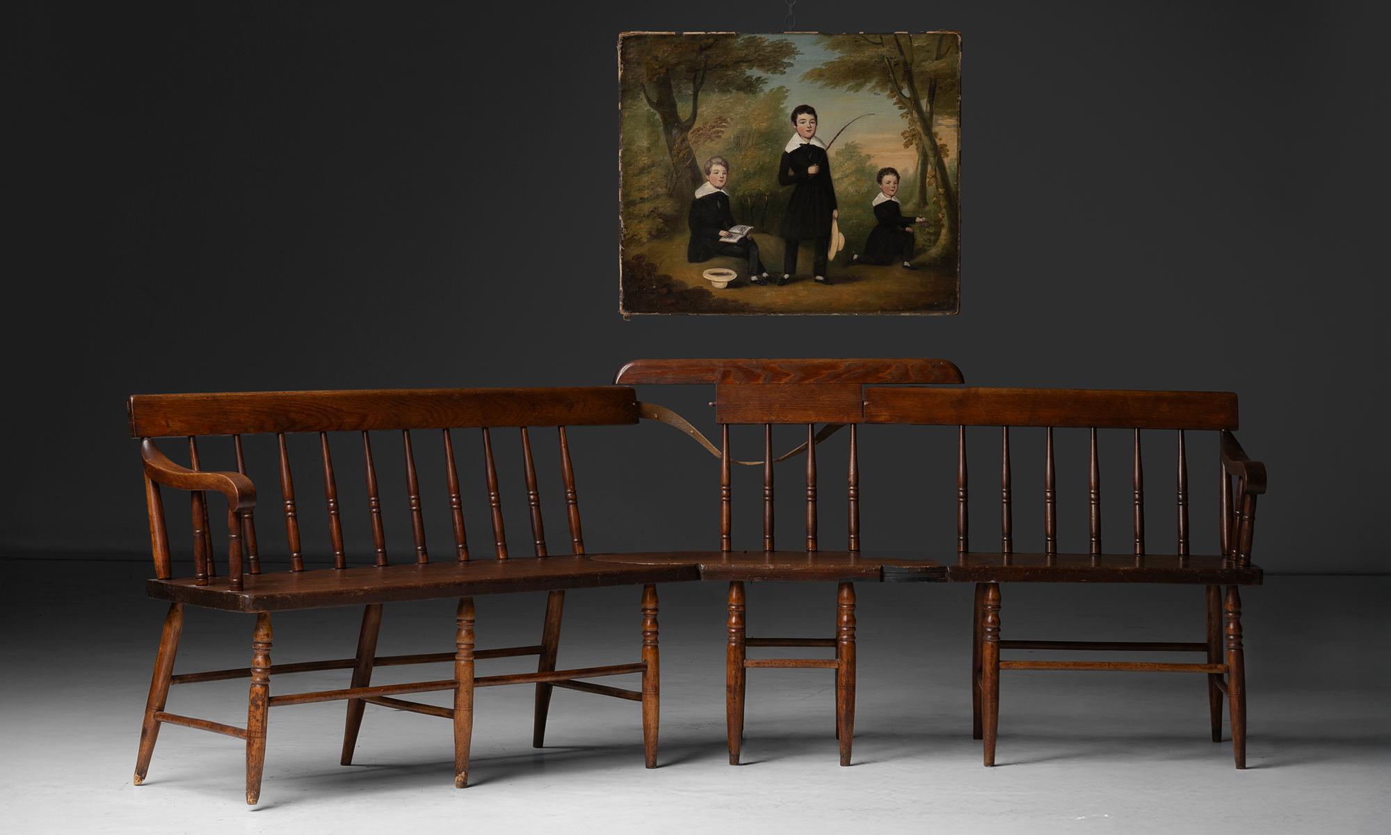 Inusual Banco Escolar Estilo Windsor, América circa 1890 en venta 1
