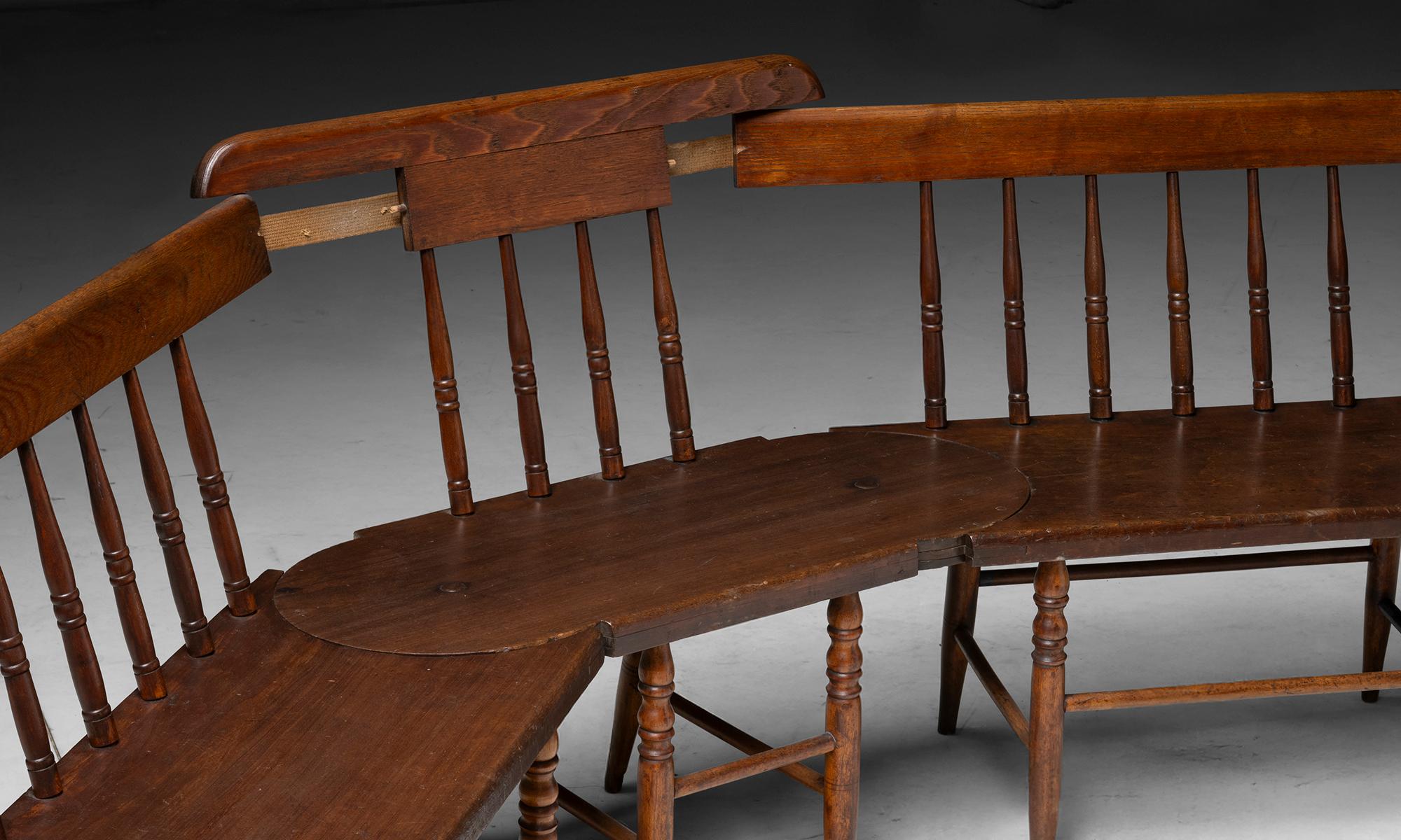 Inusual Banco Escolar Estilo Windsor, América circa 1890 en venta 2