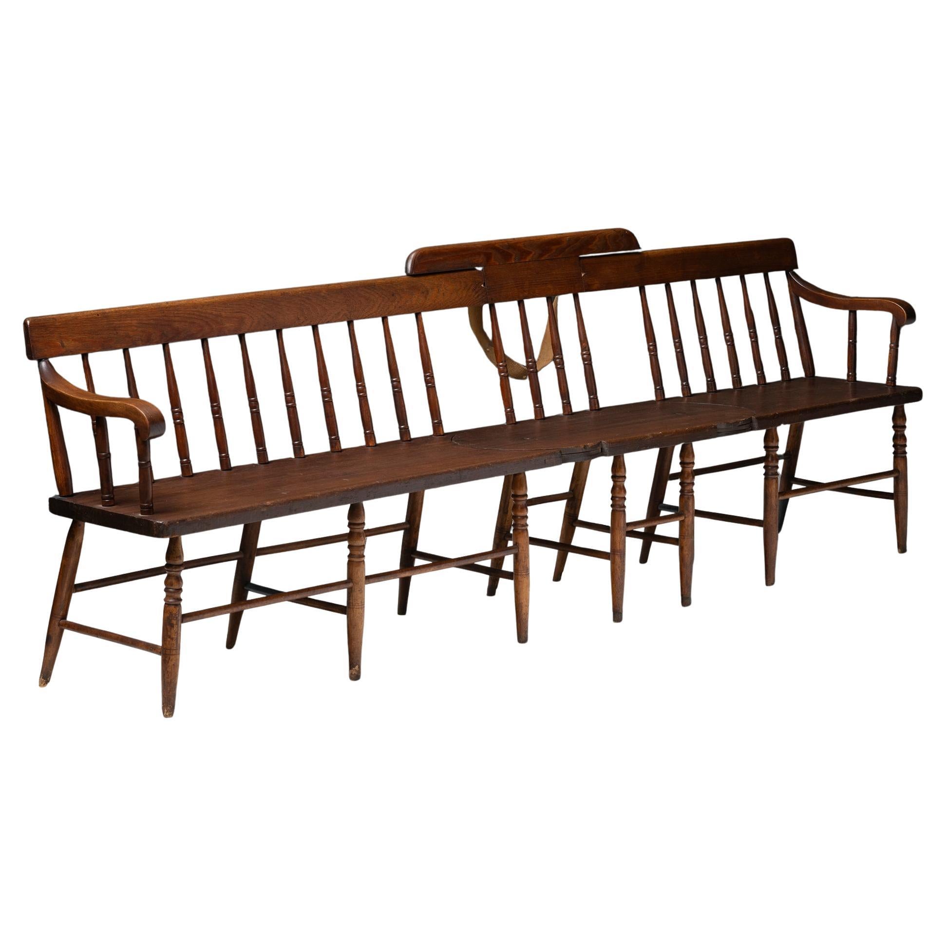 Inusual Banco Escolar Estilo Windsor, América circa 1890 en venta