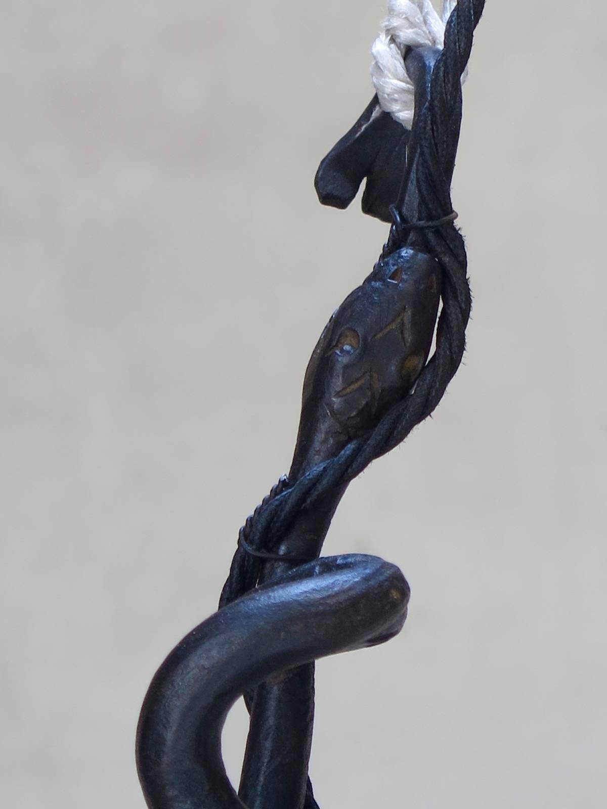 XX secolo Insolito lampadario in ferro battuto con uccelli e serpenti, Francia, anni '40 circa in vendita