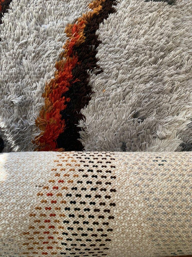 Handgeknüpfter skandinavischer Teppich mit modernem Design.
Das Design besteht aus klaren und scharfen geometrischen Linien mit abstrakten Elementen. Die schwarzen Linien bilden einen deutlichen und fesselnden Kontrast zum grauen Hintergrund. Ein