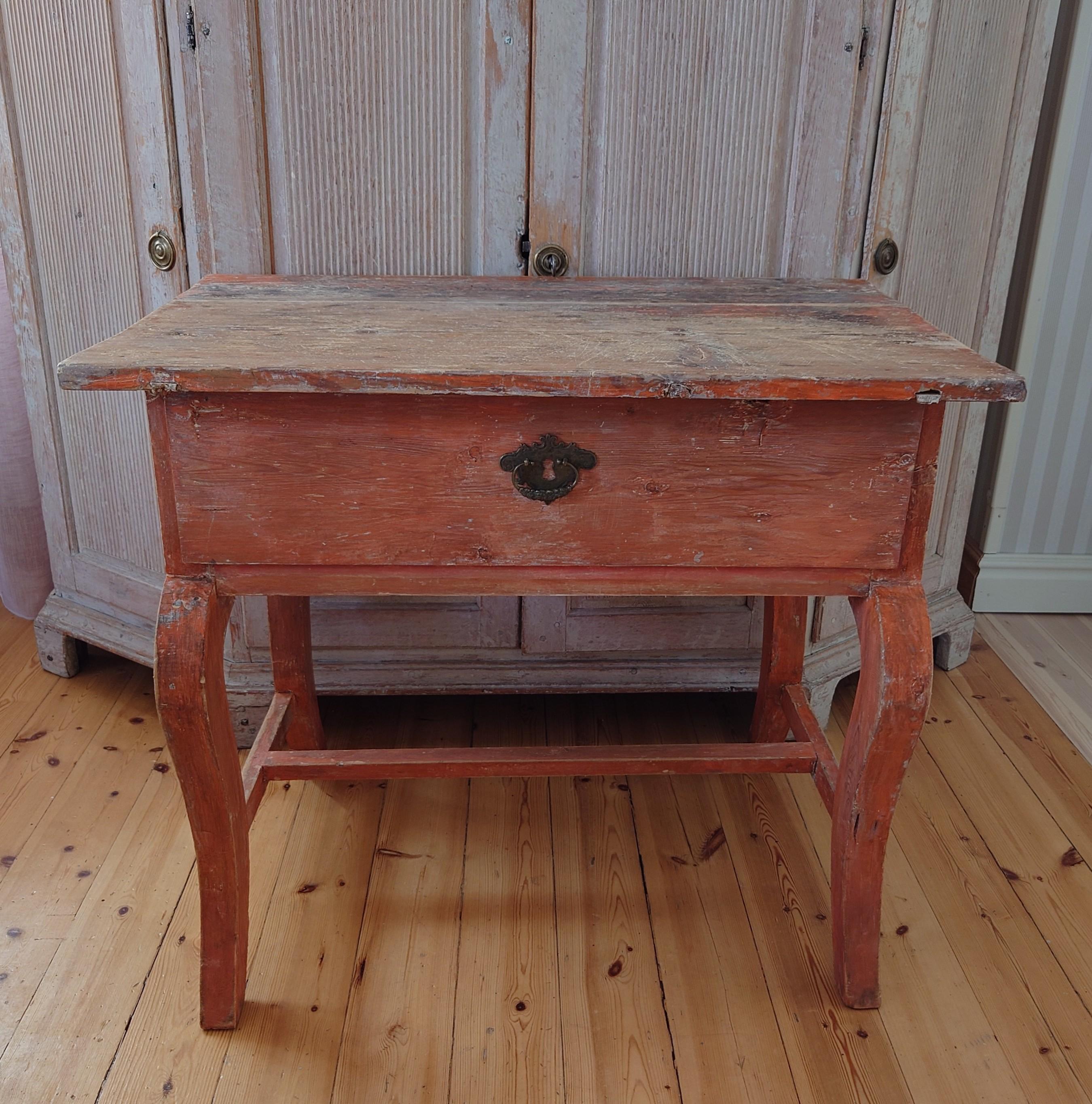 Charming small folk art table from Önsköldsvik, Northern Sweden . It’s completely hand-made in Swedish pine and every detail is carefully considered. Made during the early 1800s, around 1810, the table has some wear and distress after time and use.