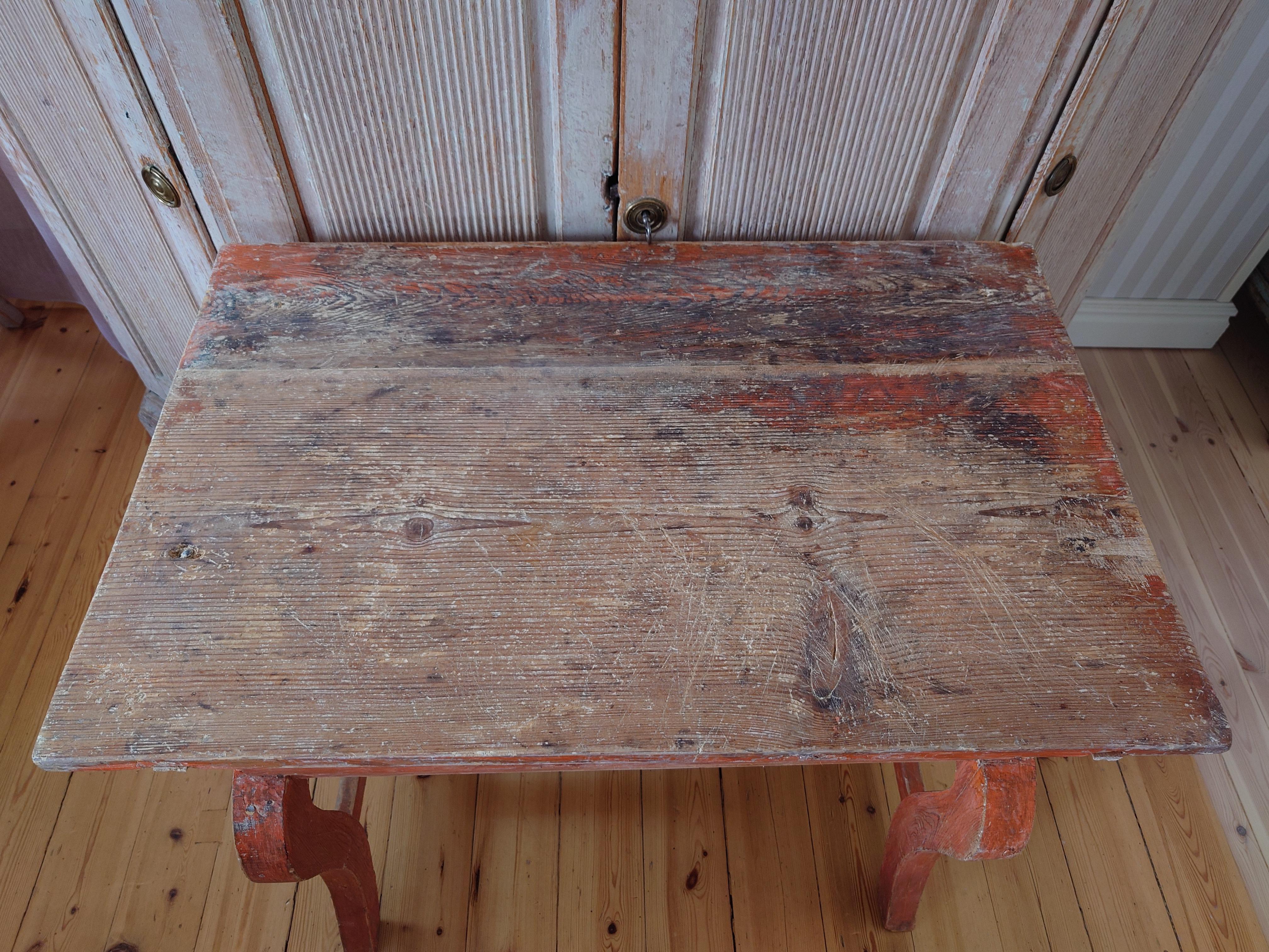 Unusually Charming 19th Century Swedish Folk Art Table  with original paint. For Sale 4