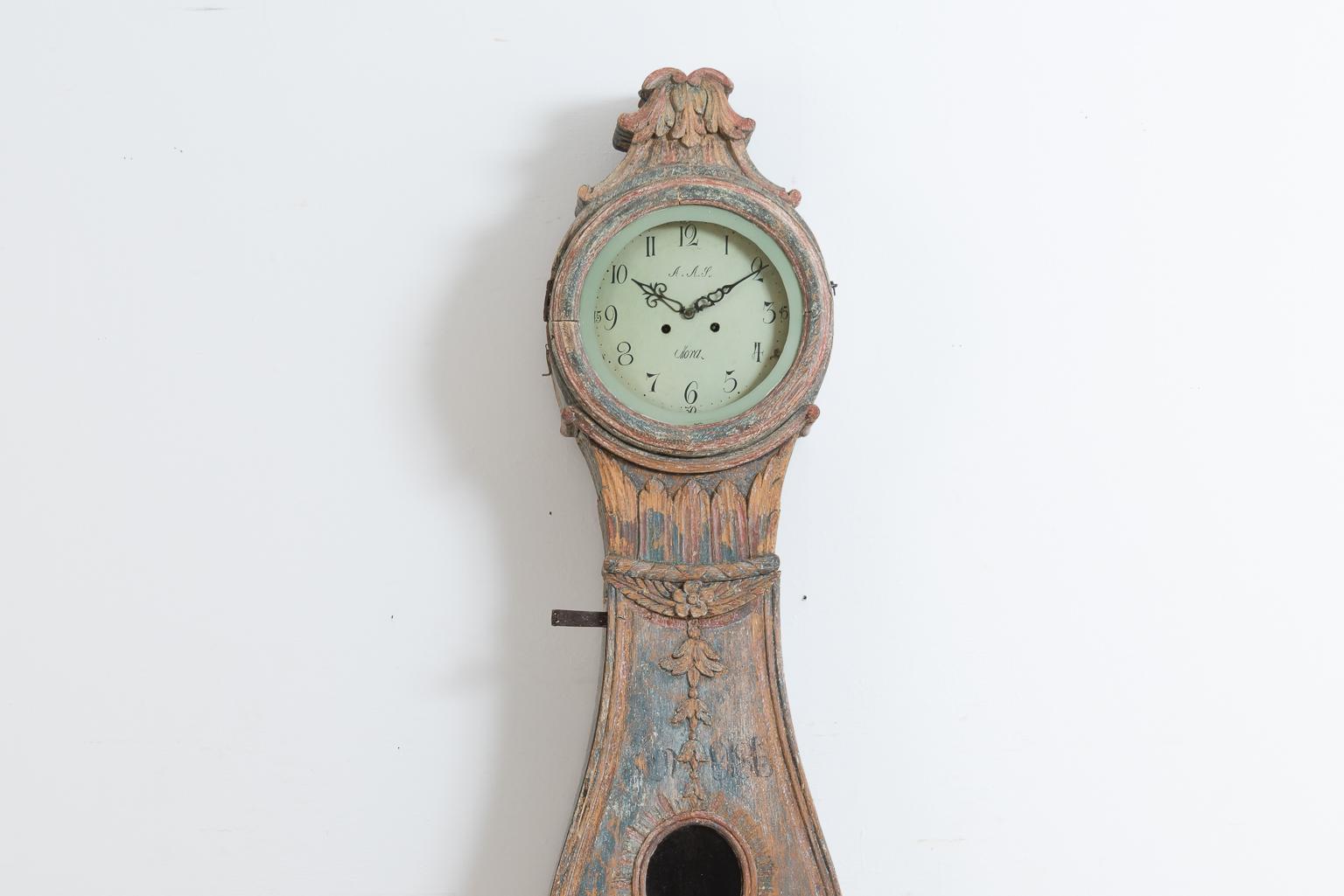 Unusual long case clock from Hälsingland in northern Sweden. The clock is from a smaller village called Ljusdal in the county of Hälsingland. Manufactured circa 1790 and scraped to the original blue 18th century paint.

The long case clock is very