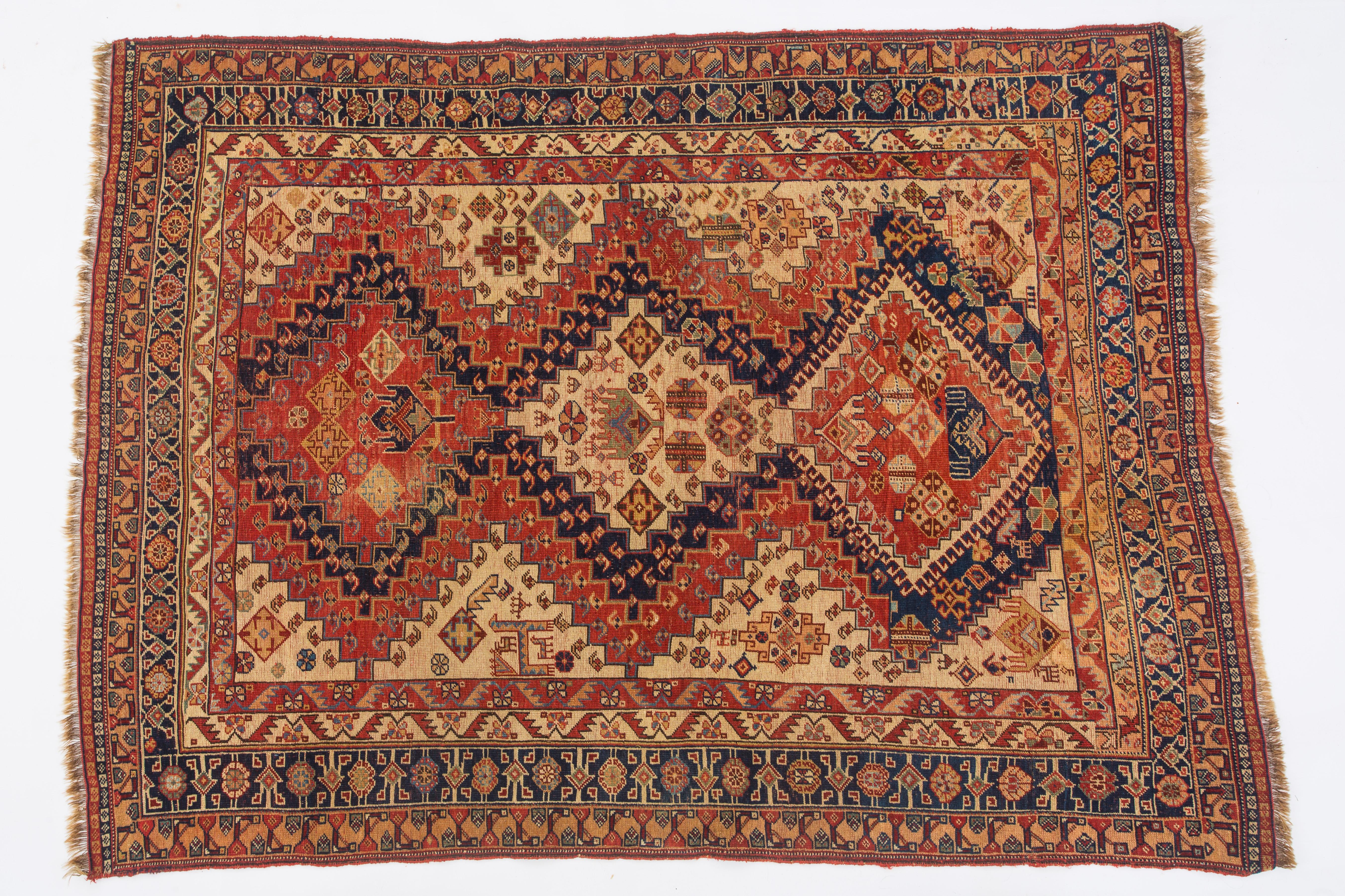 Qashgai vers 1870-80
Qashgai, PIÈCE TRIBALE ANTIQUE D'UNE FOLIE INCROYABLE vers 1870 - 1880   
3 x 5 ft 

Acquis auprès d'un marchand français

Les tribus de la fédération Qashgai, ainsi que les Afshar, les Lori et les Khamseh, ont une tradition