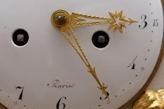 Reloj de chimenea con obelisco de mármol y ormolina Luis XVI del siglo XVIII, inusualmente grande