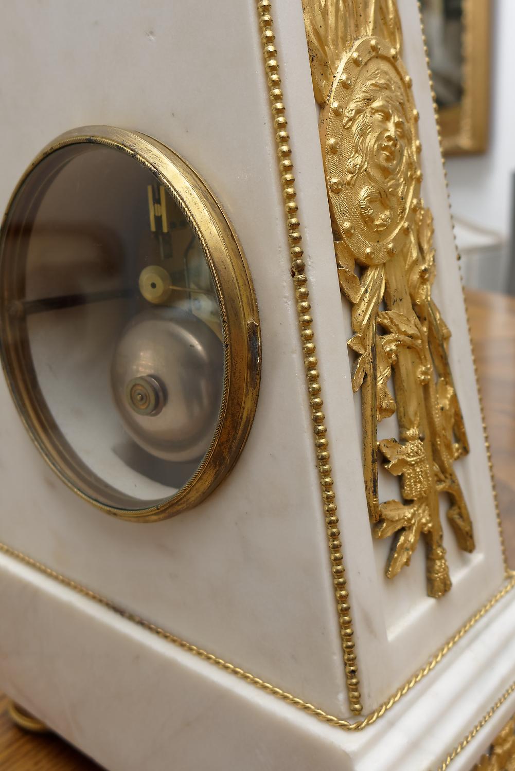 Horloge de cheminée obélisque Louis XVI du 18ème siècle d'une taille inhabituelle, en bronze doré et marbre en vente 2