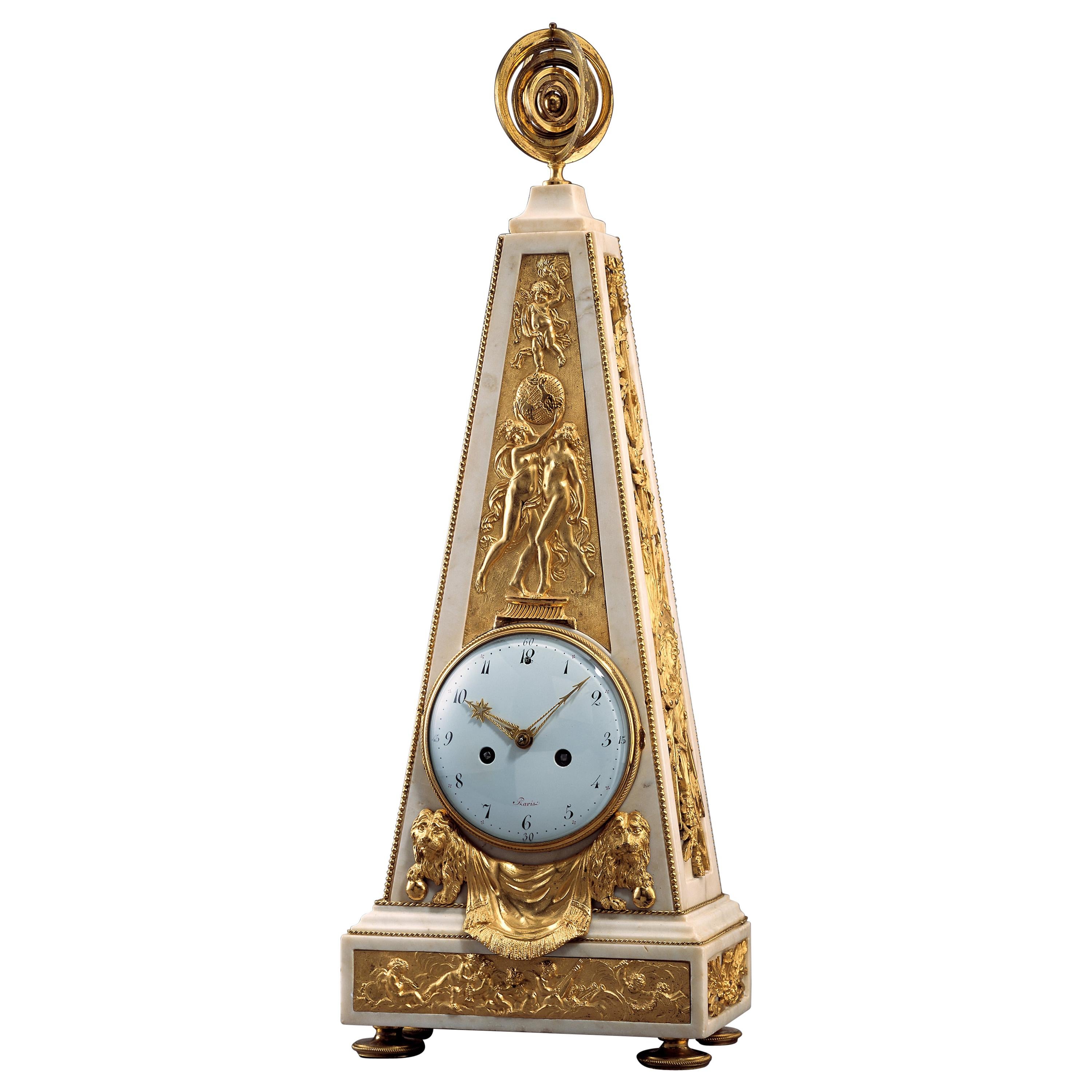 Horloge de cheminée obélisque Louis XVI du 18ème siècle d'une taille inhabituelle, en bronze doré et marbre en vente