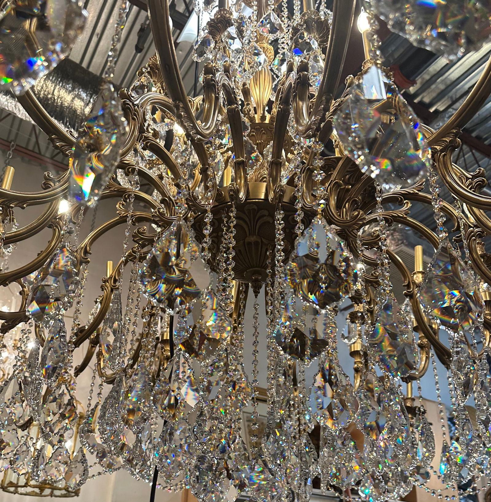 Lustre à trente-trois lumières en bronze et verre taillé d'une taille inhabituelle Bon état - En vente à West Palm Beach, FL