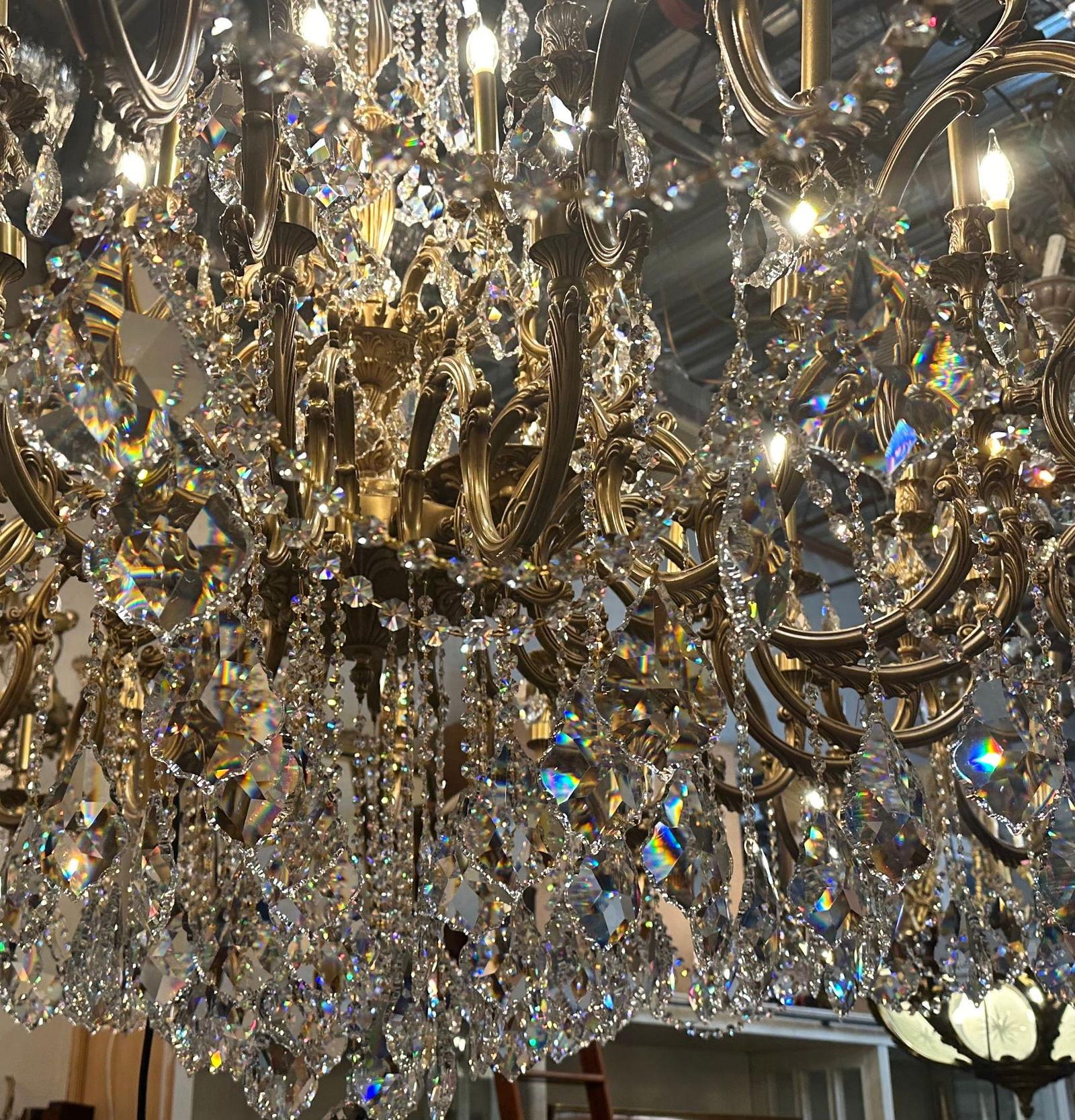 20ième siècle Lustre à trente-trois lumières en bronze et verre taillé d'une taille inhabituelle en vente