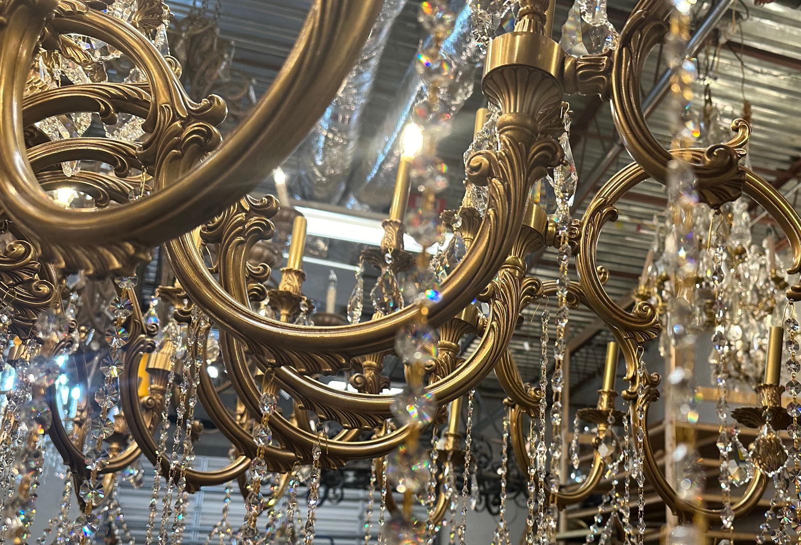 Bronze Lustre à trente-trois lumières en bronze et verre taillé d'une taille inhabituelle en vente