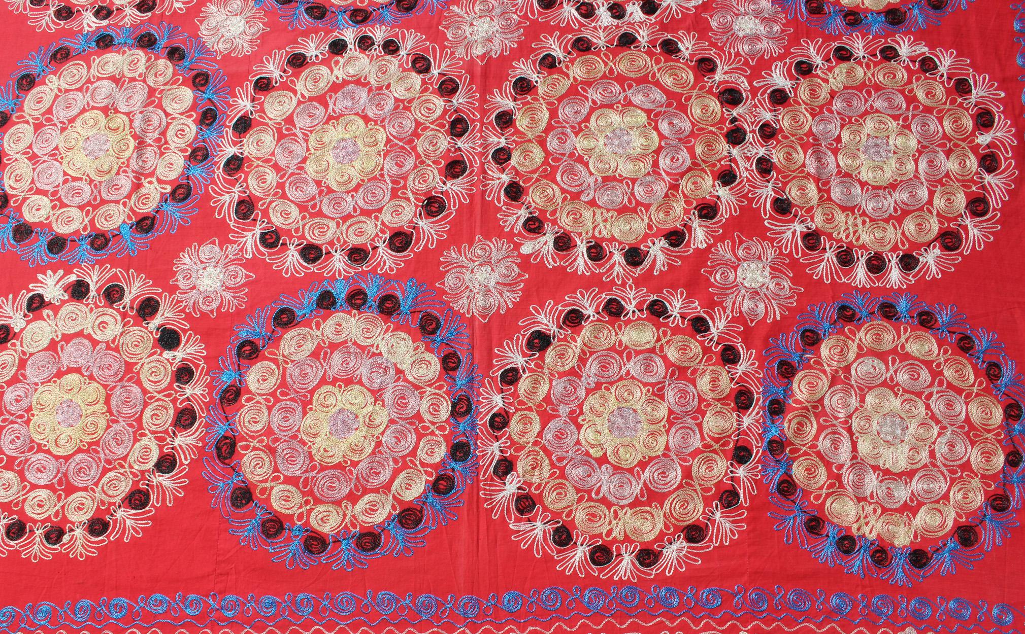 Un ricamo di seta Suzani insolitamente grande con un rosso tenue e bellissimi colori vivaci in vendita 3