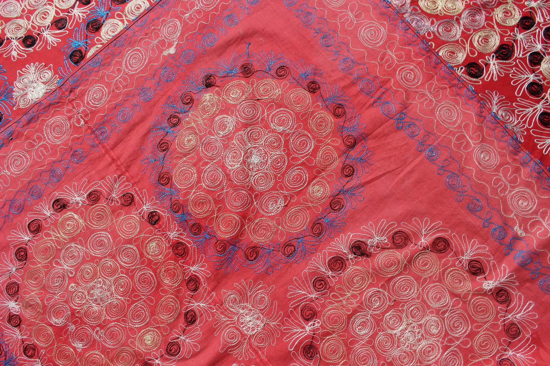 Un ricamo di seta Suzani insolitamente grande con un rosso tenue e bellissimi colori vivaci in vendita 4
