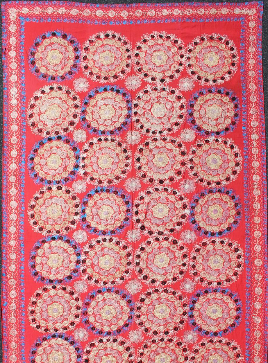 Turkestan orientale Un ricamo di seta Suzani insolitamente grande con un rosso tenue e bellissimi colori vivaci in vendita