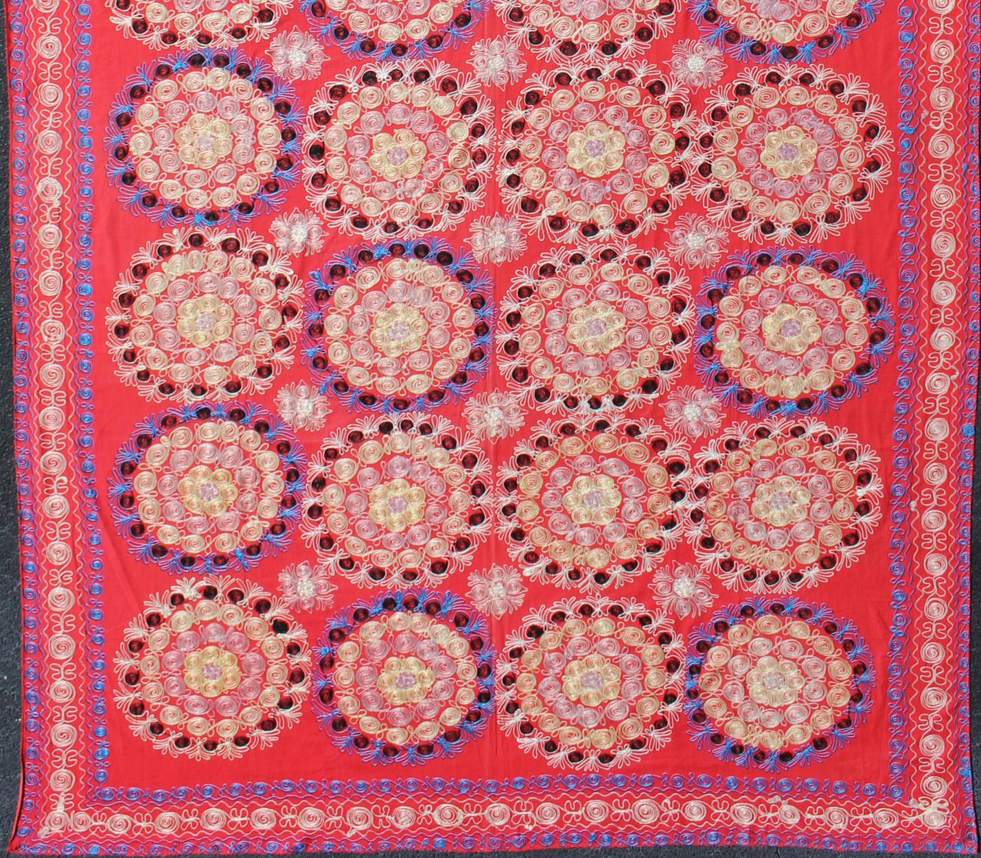 Tessuto a mano Un ricamo di seta Suzani insolitamente grande con un rosso tenue e bellissimi colori vivaci in vendita