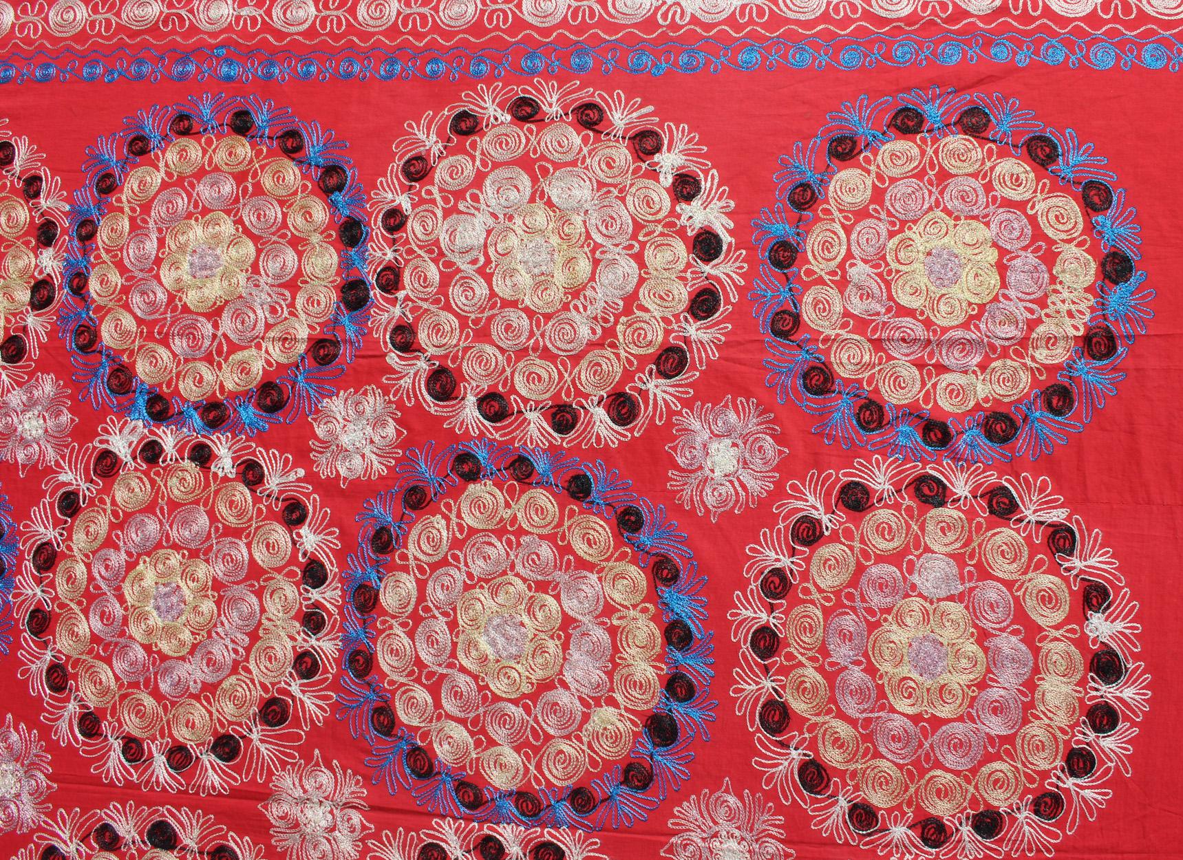 Un ricamo di seta Suzani insolitamente grande con un rosso tenue e bellissimi colori vivaci in vendita 1