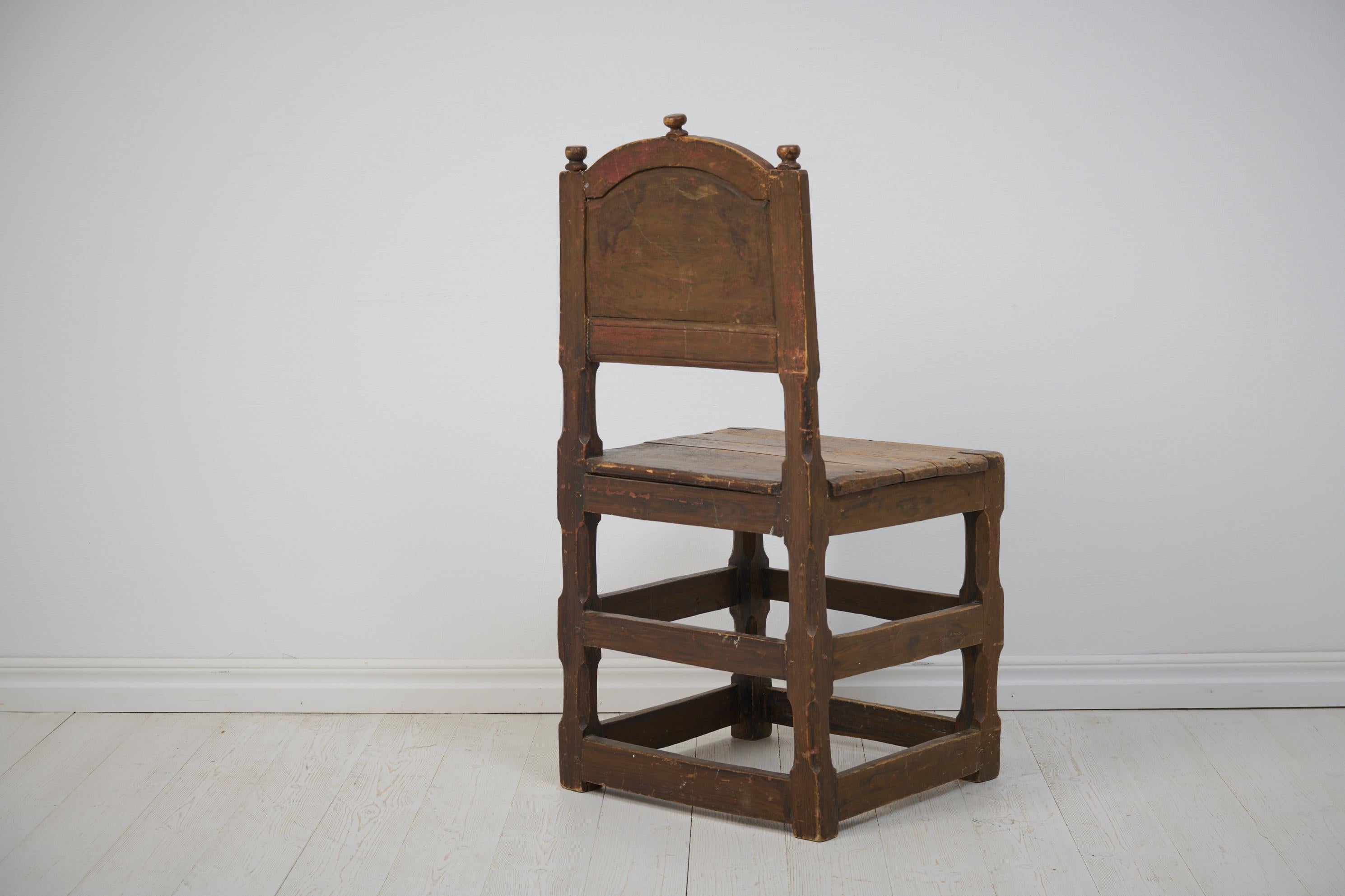 Chaise baroque suédoise en pin brun ancien de taille inhabituelle Bon état - En vente à Kramfors, SE
