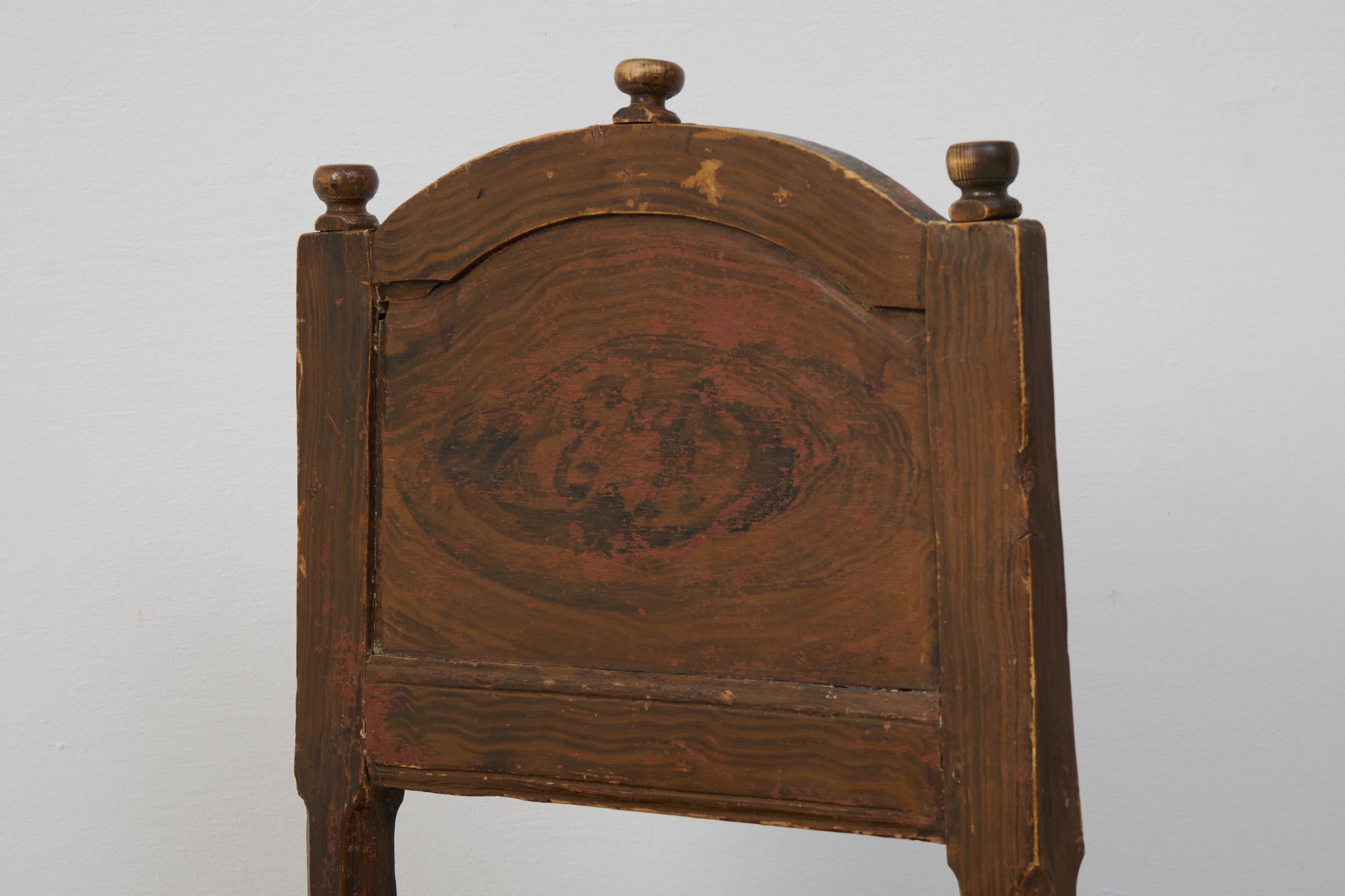 XVIIIe siècle Chaise baroque suédoise en pin brun ancien de taille inhabituelle en vente