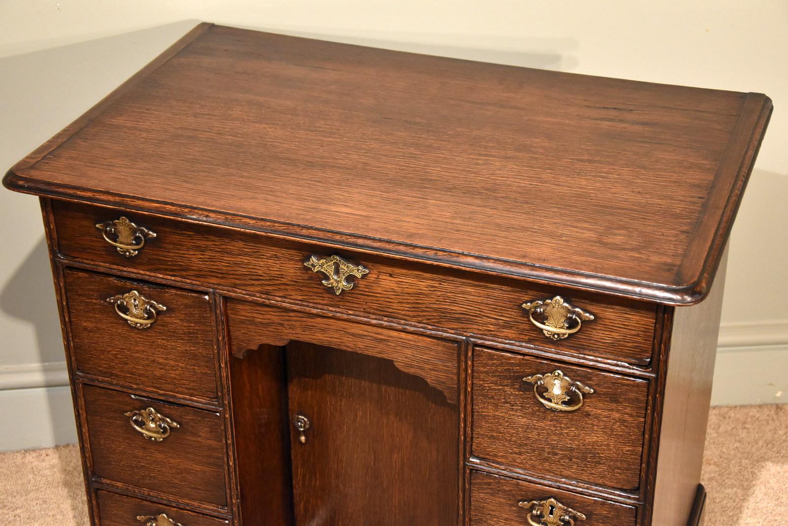 Unusually Small George I Oak Kneehole Desk In Good Condition In Wiltshire, GB