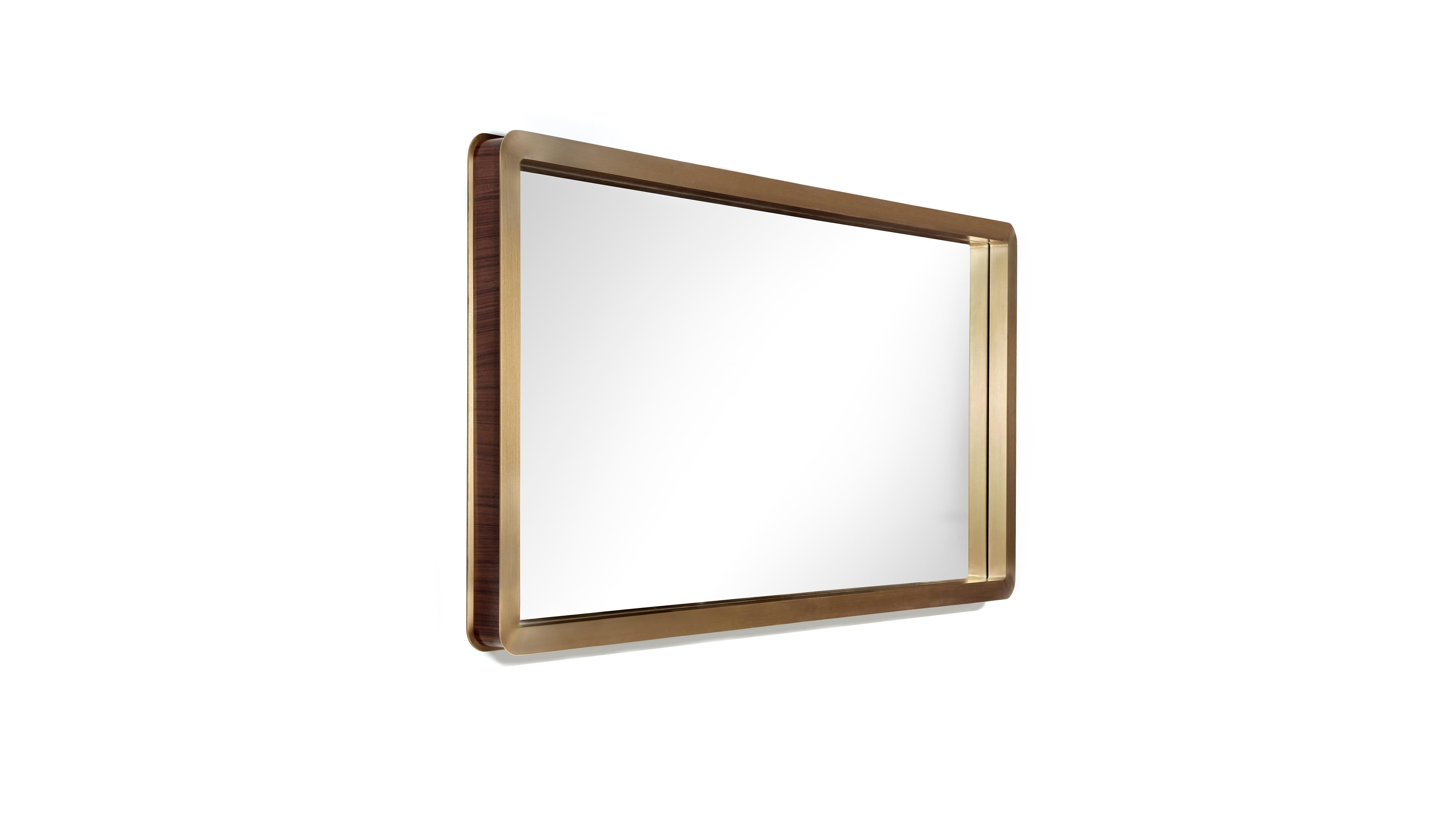 L'identité d'une personne n'est pas une perception immédiate, elle doit être dévoilée. Ils dévoilent les portraits-miroirs des inconnues de l'identité humaine.

Le cadre en laiton autour du miroir signifie ce premier regard à quelqu'un, alors que,