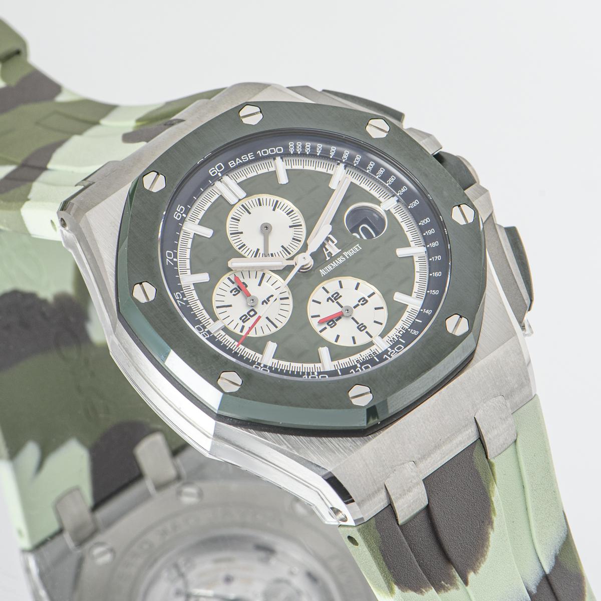 Diese auf 400 Stück weltweit limitierte Royal Oak Offshore in grünem Tarnmuster mit 44 mm Durchmesser von Audemars Piguet aus Edelstahl ist in ungetragenem Zustand. Ein khakigrünes 