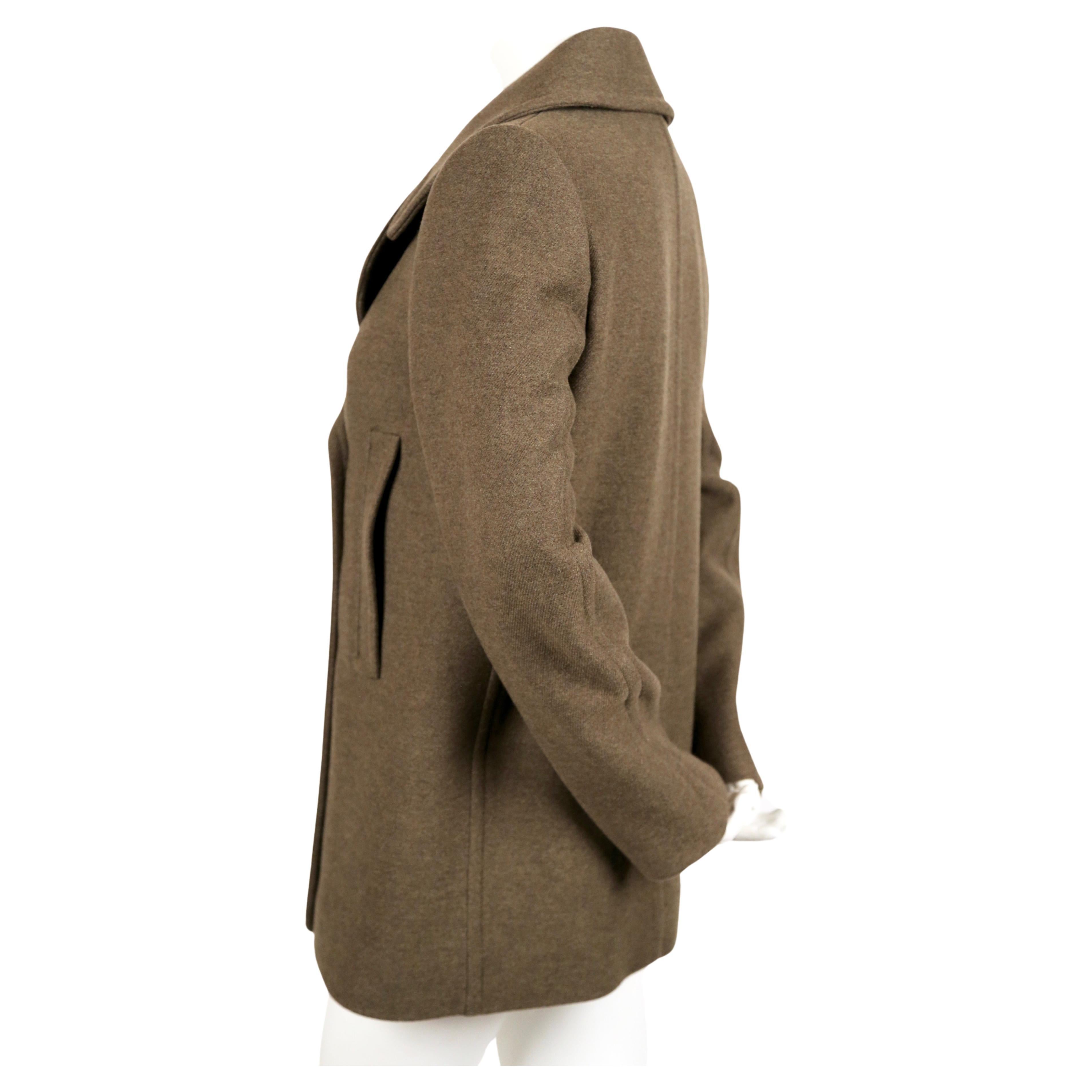 Peacoat di lana melton verde cachi non indossato con bottoni militari dorati di Balmain. Taglia 38 francese. Misure approssimative: spalle 15