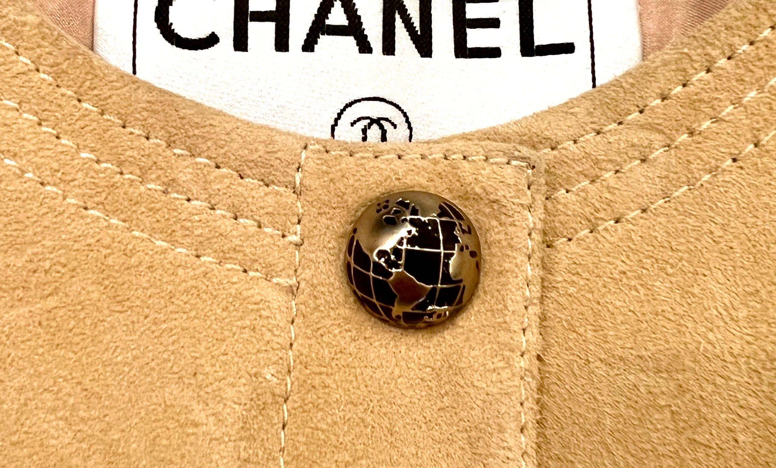 UNWORN Beige Chanel Embellished Finest Suede Lambskin Leather Jacket Blazer 38 In Good Condition For Sale In Switzerland, CH