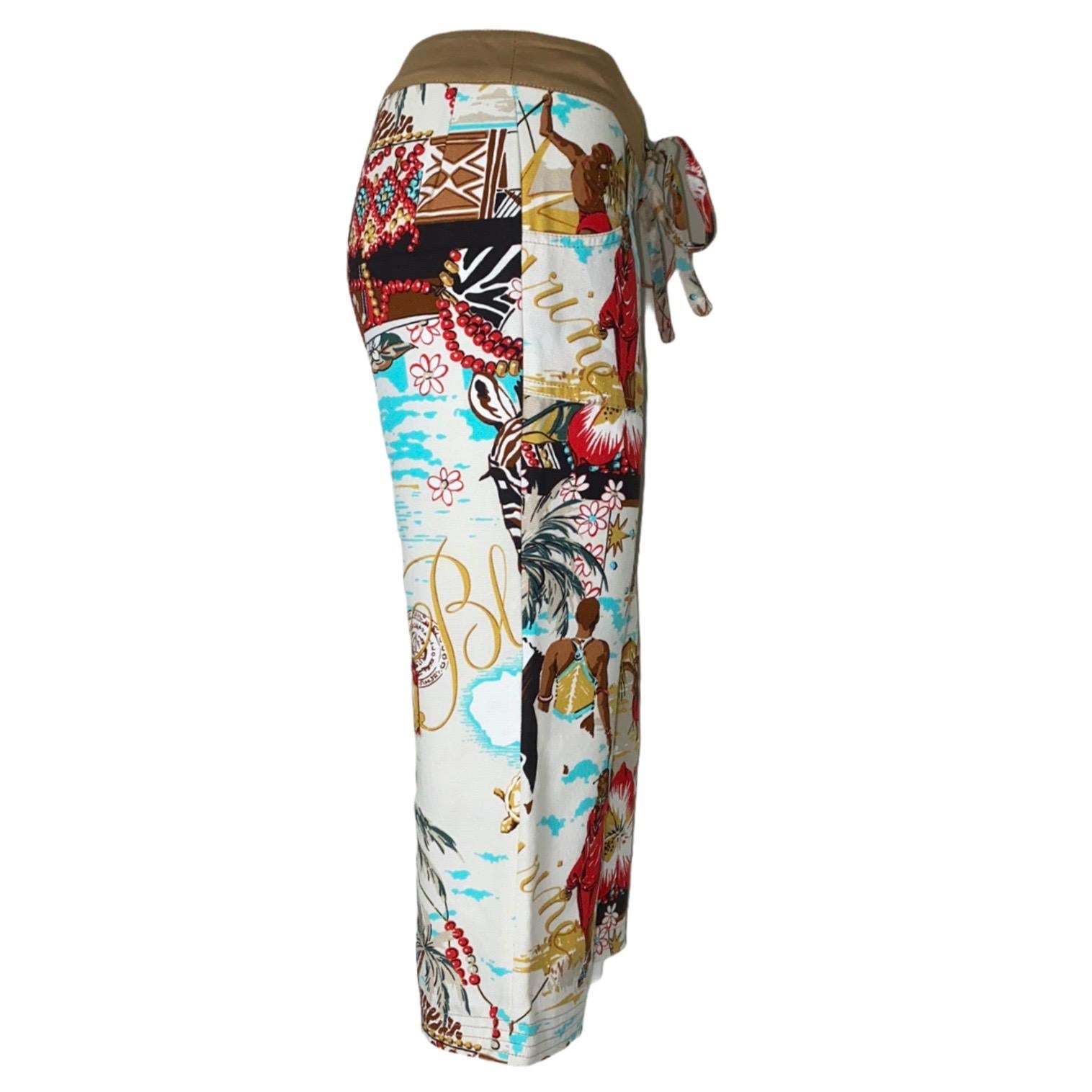 BLUMARINE cropped capri pants
Closes on the side with hidden zipper
Decorative drawstring detail 
Fantastic print with Africa motives
Fabric 1: 100% Cotton Fabric 2: 100% Silk Fabric 3: 97% Cotton, 3% Spandex
    Made in Italy
    Dry Clean
