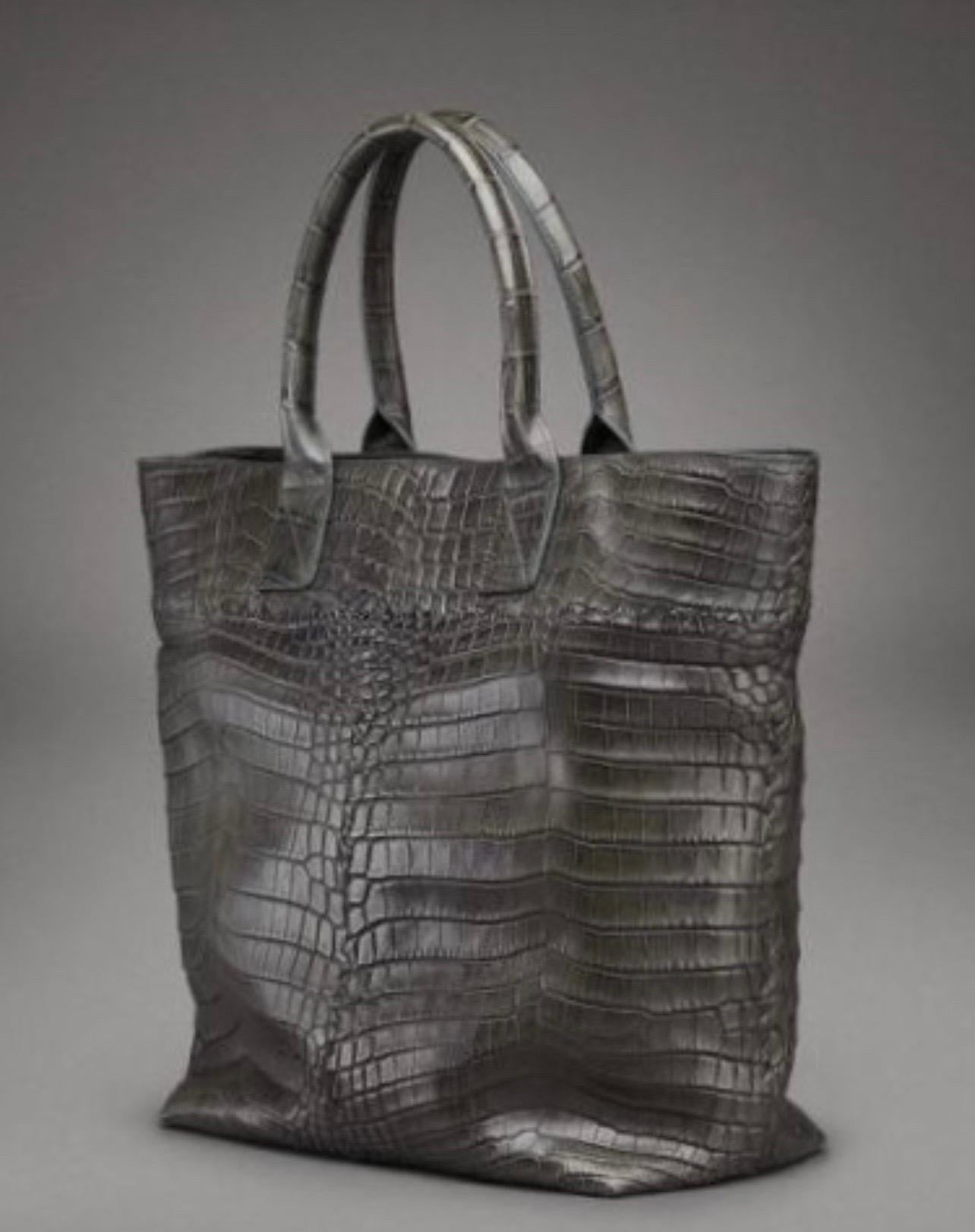 UNWORN Bottega Veneta Brown Matte Crocodile XL Top Handle Bag Tote Weekender en vente 9