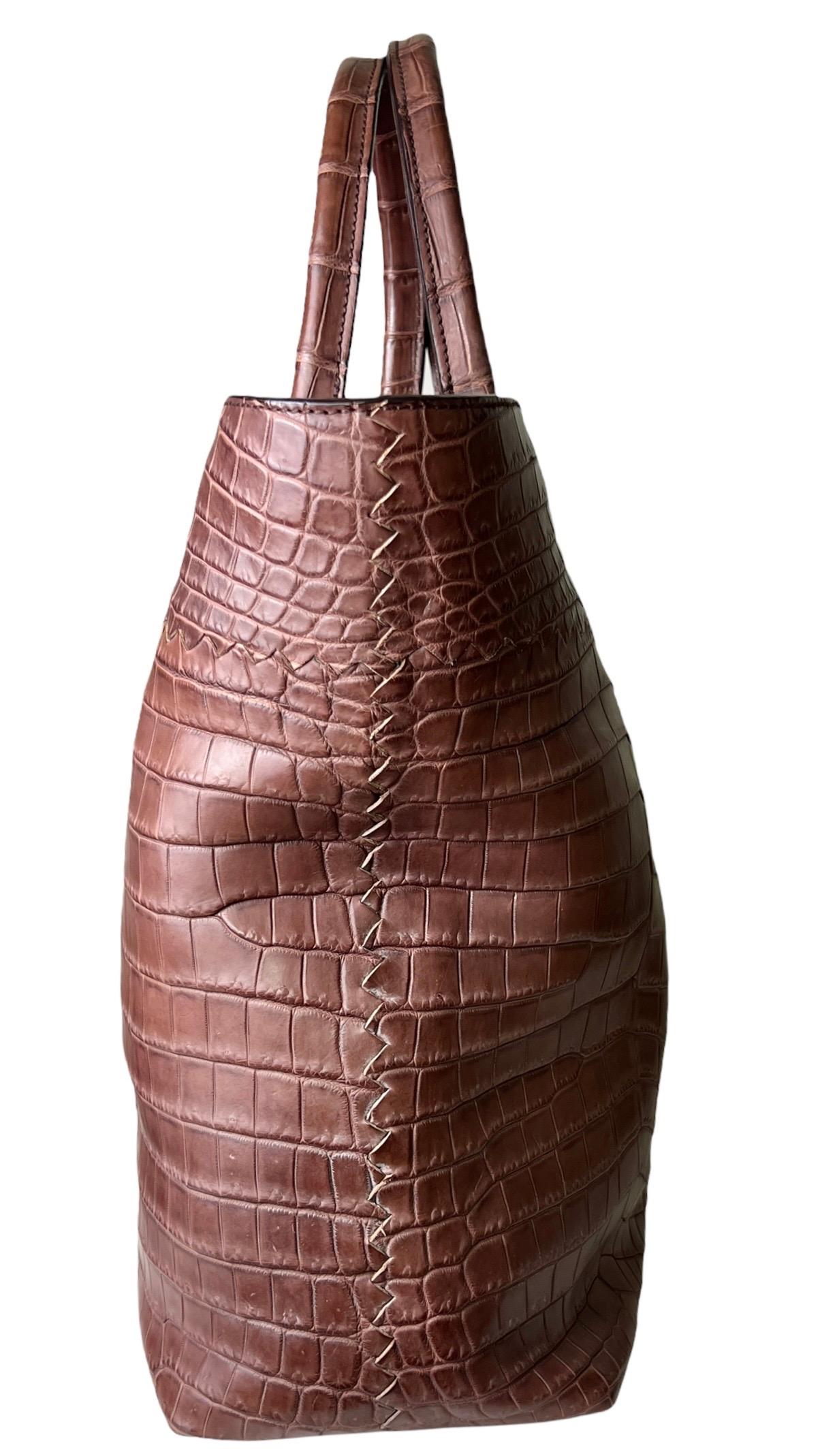 UNWORN Bottega Veneta Brown Matte Crocodile XL Top Handle Bag Tote Weekender Unisexe en vente