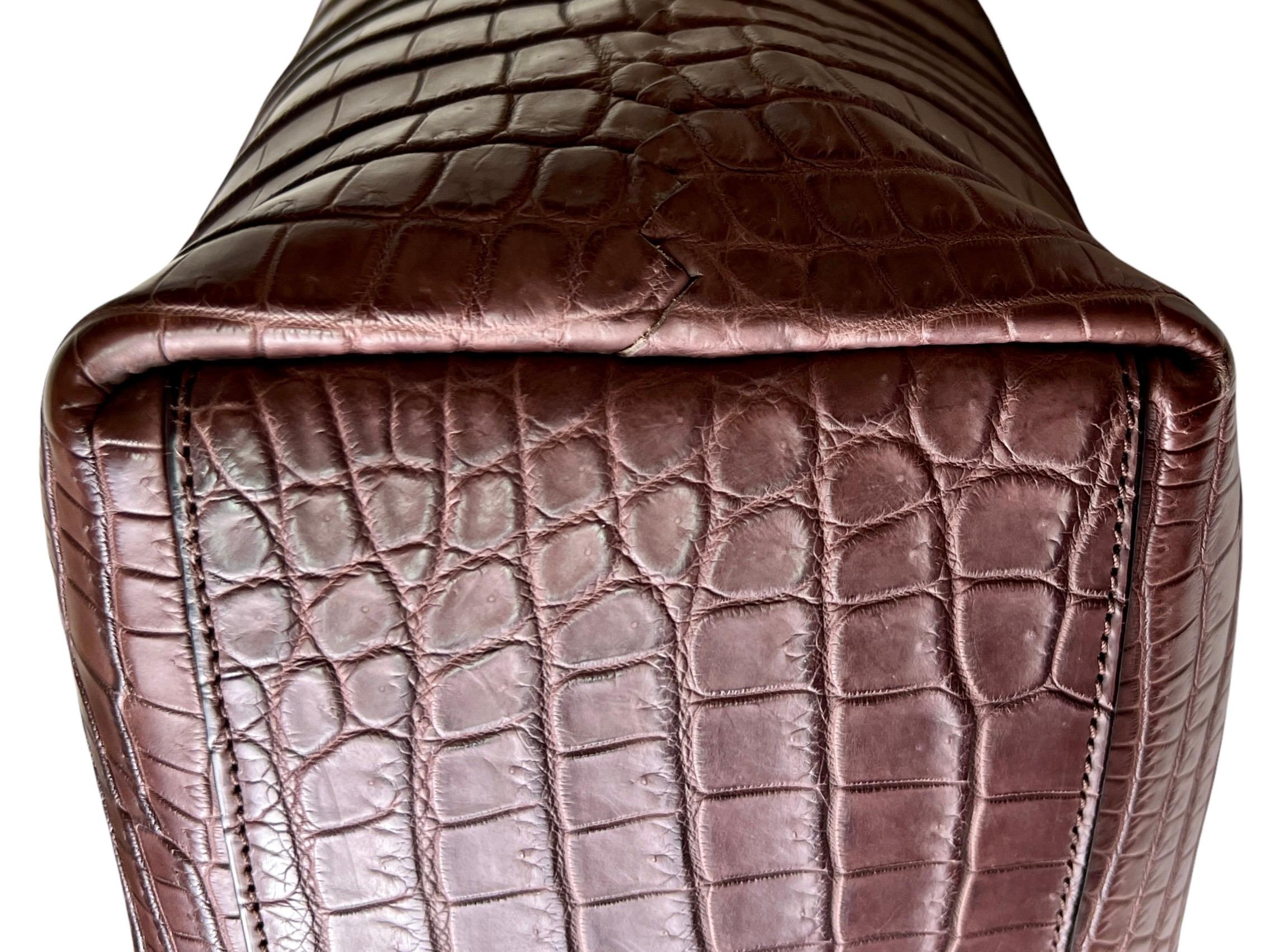 UNWORN Bottega Veneta Brown Matte Crocodile XL Top Handle Bag Tote Weekender en vente 3